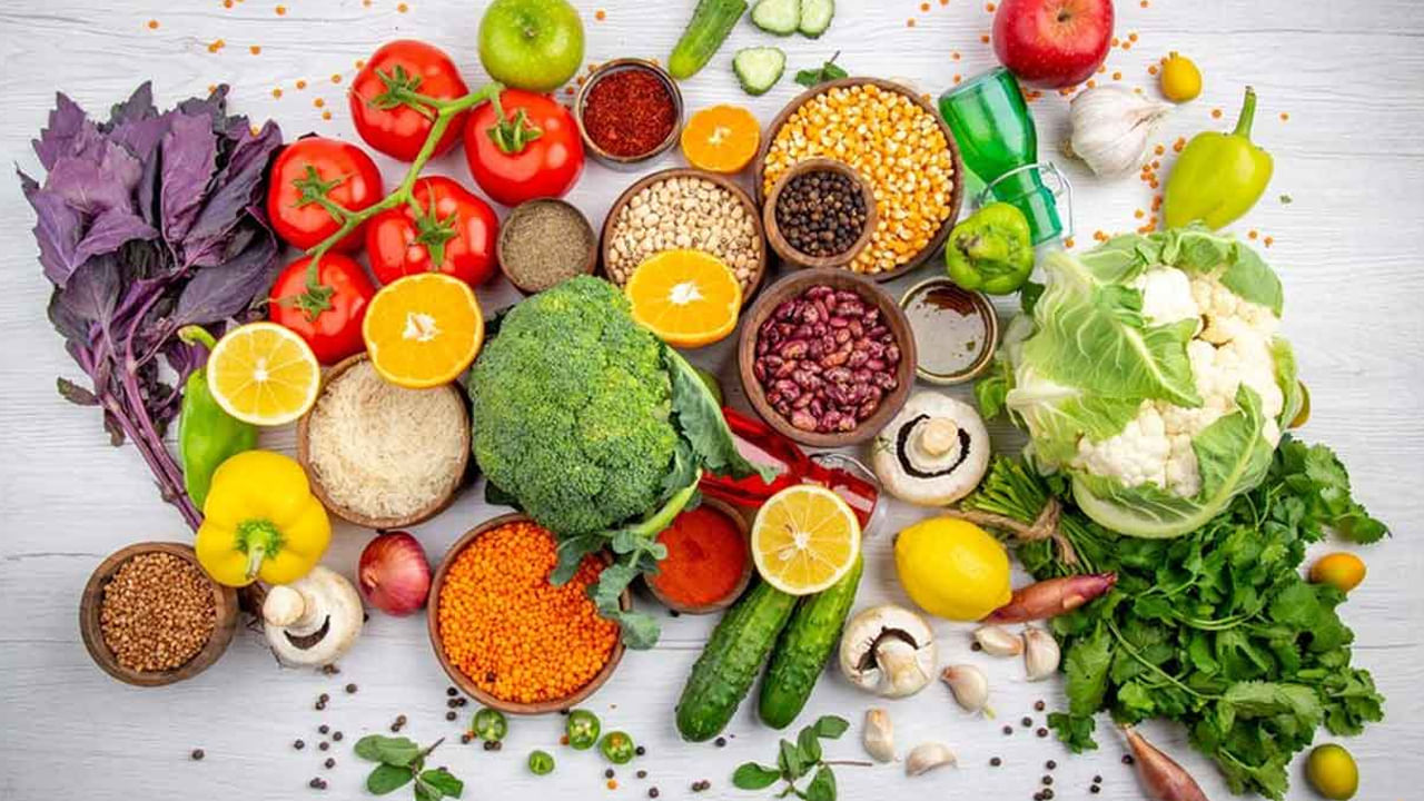 చలికాలంలో క్రీమ్స్ ఉపయోగిస్తే సరిపోదు, మీ చర్మాన్ని కాపాడుకో వాలంటే, వెచ్చదానాన్ని ఇచ్చే ఆహార పదార్థాలు తినడం వలన చర్మమే కాకుండా ఆరోగ్యం కూడా బాగుంటుందంట. తప్ప కుండా శీతాకాలంలో క్యారెట్, ఉసిరి, నారింజ, జామ పండ్లు, ఆకు కూరలు తినడం చాలా మంచిదంట. ఇందులో ఉండే విటమిన్స్, యాంటీ ఆక్సిడెంట్స్ మీ చర్మాన్ని లోపలి నుంచి కాపాడటమే కాకుండా ఆరోగ్యానికి చాలా మంచిది. అలాగే బాదం వాల్ నట్స్ , చియా గిజలు డైట్లో చేర్చుకోవడం వలన కూడా మీ చర్మాన్ని కాంతి వంతంగా తయారు చేస్తాయంట.