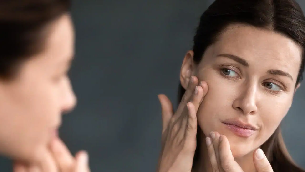 చాలా మంది చలి ఎక్కువగా ఉందని, చాలా వేడి నీటితో స్నానం చేస్తుంటారు. కానీ ఎట్టి పరిస్థితుల్లో బాగా వేడిగా ఉన్న నీటితో స్నానం చేయకూడదంట. దీని వలన స్కిన్ ప్రాబ్లమ్స్ ఎక్కువ అవుతాయి. అందువలన గోరు వెచ్చని నీటితో స్నానం చేయడం చర్మ ఆరోగ్యానికి చాలా మంచిది.