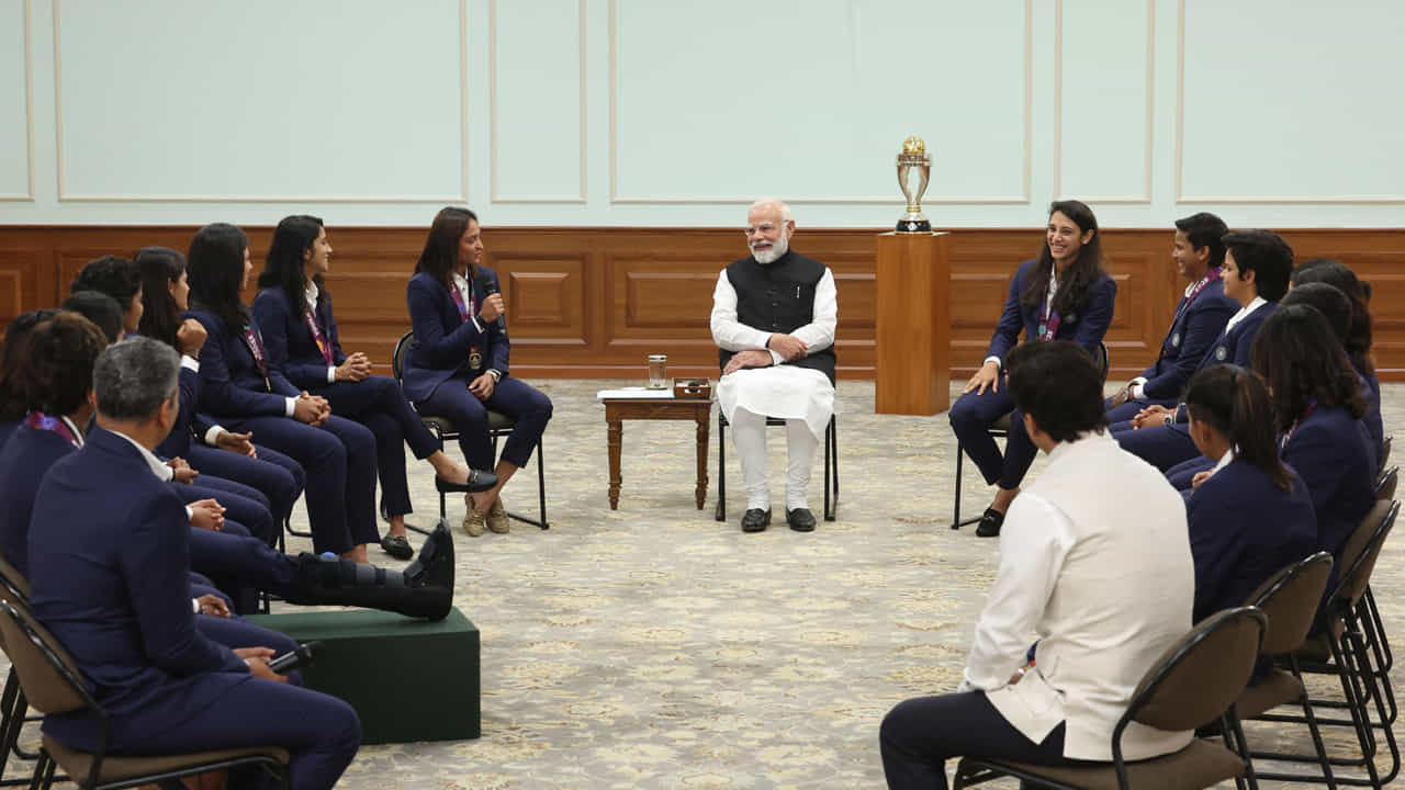ప్రధాన మంత్రి మహిళా క్రీడాకారిణులను ‘ఫిట్ ఇండియా’ సందేశాన్ని దేశవ్యాప్తంగా యువతిలోకి తీసుకెళ్లాలని సూచించారు. స్థూలకాయం పెరుగుతున్న సమస్యను ప్రస్తావిస్తూ, శారీరక దారుఢ్యం ఎంతో ముఖ్యమని చెప్పారు. అలాగే, వారు చదివిన పాఠశాలలకు వెళ్లి విద్యార్థులను ప్రేరేపించాలని సూచించారు.