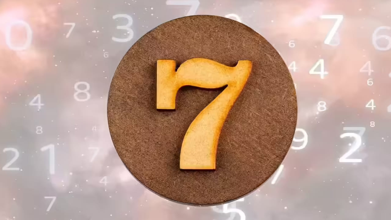 సంఖ్యంగా శాస్త్రం ప్రకారం, ఏ నెలలోనైనా సరే 7వ తేదీన జన్మిచిన వారికి 2026 తమ జీవితంలో కీలక మలుపు తీసుకరాబోతుందంట. వీరు ఊహించని విధంగా డబ్బు సంపాదిస్తారు. అలాగే ఎవరైతే చాలా రోజుల నుంచి గవర్నమెంట్ జాబ్ కోసం ఎదురు చూస్తున్నారో వారు మంచి ఉద్యోగం పొందుతారు. అన్ని రంగాల్లో ఉన్నవారికి ఆర్థికంగా, ఆరోగ్యపరంగా కలిసి వస్తుంది.