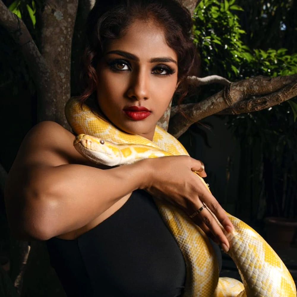 ఇంతకూ ఆమె ఎవరో కాదు రామ్ గోపాల్ వర్మ వదిలిన బాణం ఆరాధ్యదేవి. ఈ అమ్మడి అసలు పేరు శ్రీలక్ష్మీ సతీష్. 23 ఏళ్ల ఈ అందాల భామ ఇప్పుడు హీరోయిన్ గా మారి సినిమాలు చేస్తోంది. సంచలన దర్శకుడు రామ్ గోపాల్ వర్మ ఈ అమ్మడిని సోషల్ మీడియాలో వెతికి మరీ పట్టుకున్నాడు. సోషల్ మీడియాలో రీల్స్ చేసే ఈ అమ్మడి అందాన్ని చూసి ఫిదా అయిన వర్మ గా పెట్టి సినిమా చేయాలని ఫిక్స్ అయ్యాడు. అనుకున్నట్టుగానే ఆమెను హీరోయిన్ గా పేటి శారీ అనే సినిమా చేశాడు.