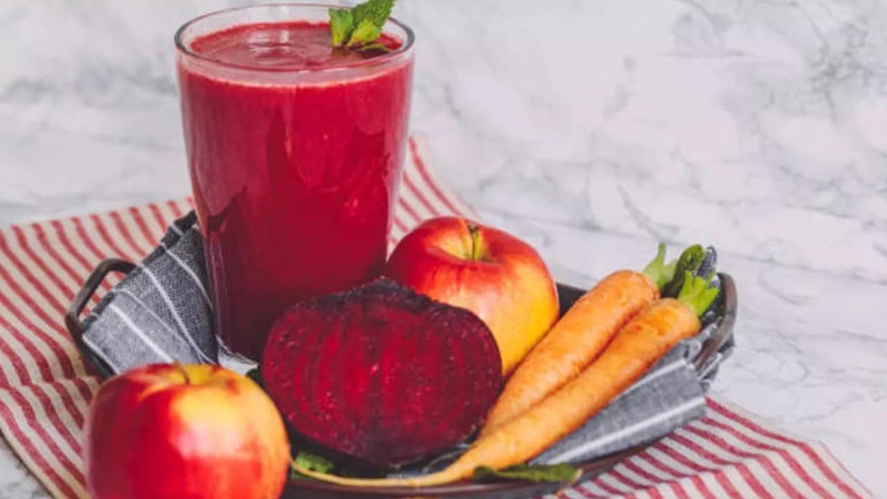 శరీరాన్ని డిటాక్సిఫై చేస్తుంది: ఏబీసీ జ్యూస్ను మీ రోజువారీ ఆహారంలో భాగం చేసుకోవడం వల్ల కాలేయ పనితీరు మేరుపరుస్తుంది, బీట్రూట్, క్యారెట్లు కాలేయ ప్రక్రియలను ప్రేరేపిస్తాయి ఆపిల్ జీర్ణవ్యవస్థను శుభ్రపరచడంలో సహాయపడతాయి. దీంతో శరీరం డిటాక్సిఫై అవుతుంది,