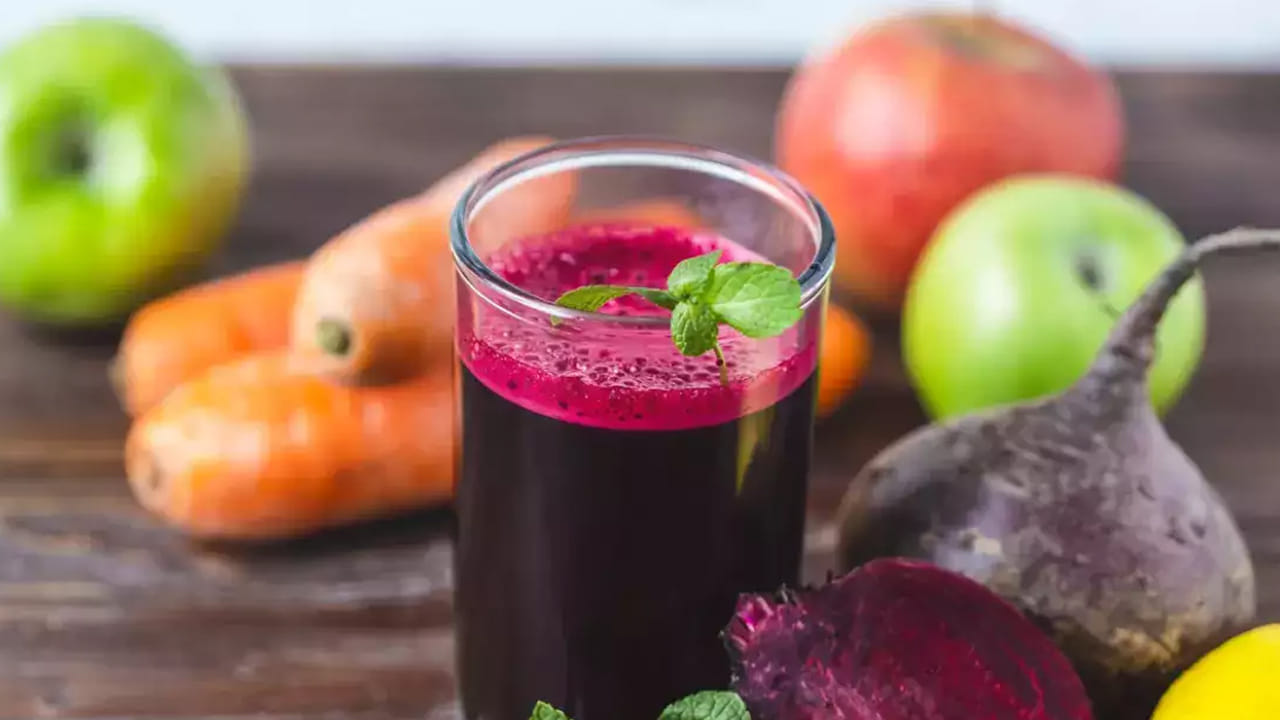 రోగనిరోధక శక్తిని పెంచుతుంది: ఏబీసీ జ్యూస్ ఆపిల్, బీట్రూట్ల నుంచి విటమిన్ సి, క్యారెట్ల నుంచి బీటా-కెరోటిన్తో రోగనిరోధక శక్తిని బలపరుస్తుంది, ఇన్ఫెక్షన్లు, అనారోగ్యాలతో పోరాడటానికి సహాయపడుతుంది. అందుకే ఏబీసీ జ్యూస్ను వెంటనే మీ డైట్లో చేర్చుకోవడం మంచిది.