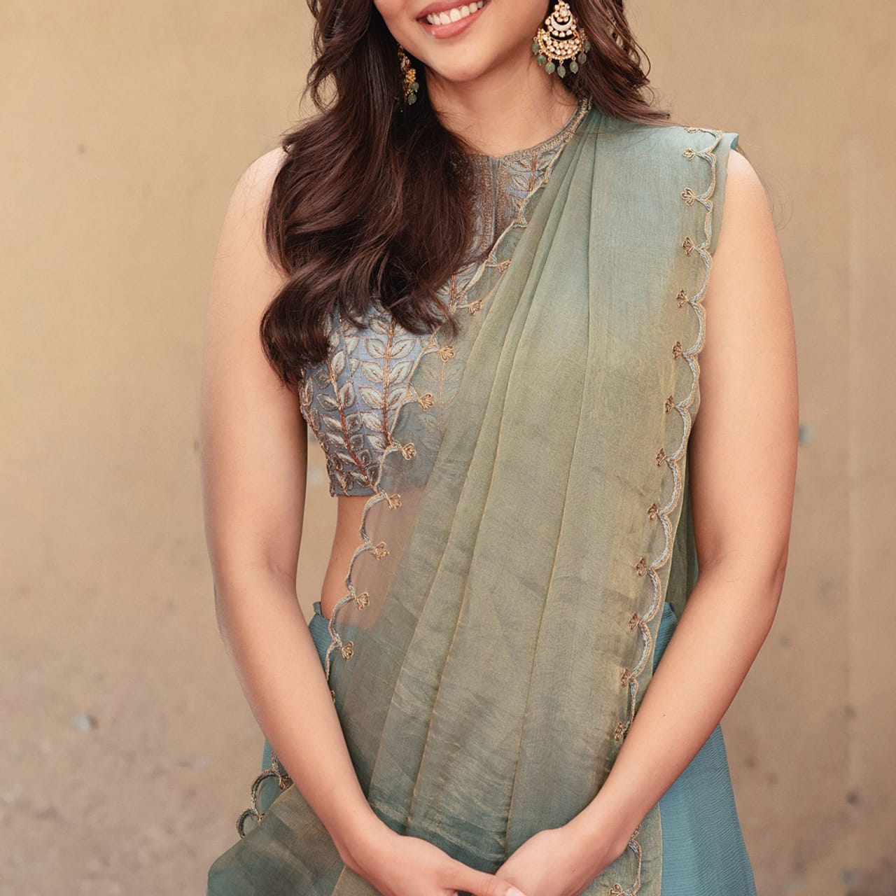 చాలా మంది హీరోయిన్ స్టార్ డమ్ కోసం ఎంతో కష్టపడుతూ ఉంటారు. వచ్చిన అవకాశాలు సద్వినియోగం చేసుకుంటూ దూసుకుపోతున్నారు. ఇప్పటికే టాలీవుడ్ లో చాలా మంది హీరోయిన్స్ తమ అందాలతో ప్రేక్షకులను కవ్విస్తున్నారు. అలాగే తమ నటనతో ప్రేక్షకులను మెప్పిస్తున్నారు. అలాగే చాలా మంది హీరోయిన్స్ ఇతర భాషల నుంచి వచ్చి టాలీవుడ్ లో మంచి క్రేజ్ సొంతం చేసుకుంటున్నారు.