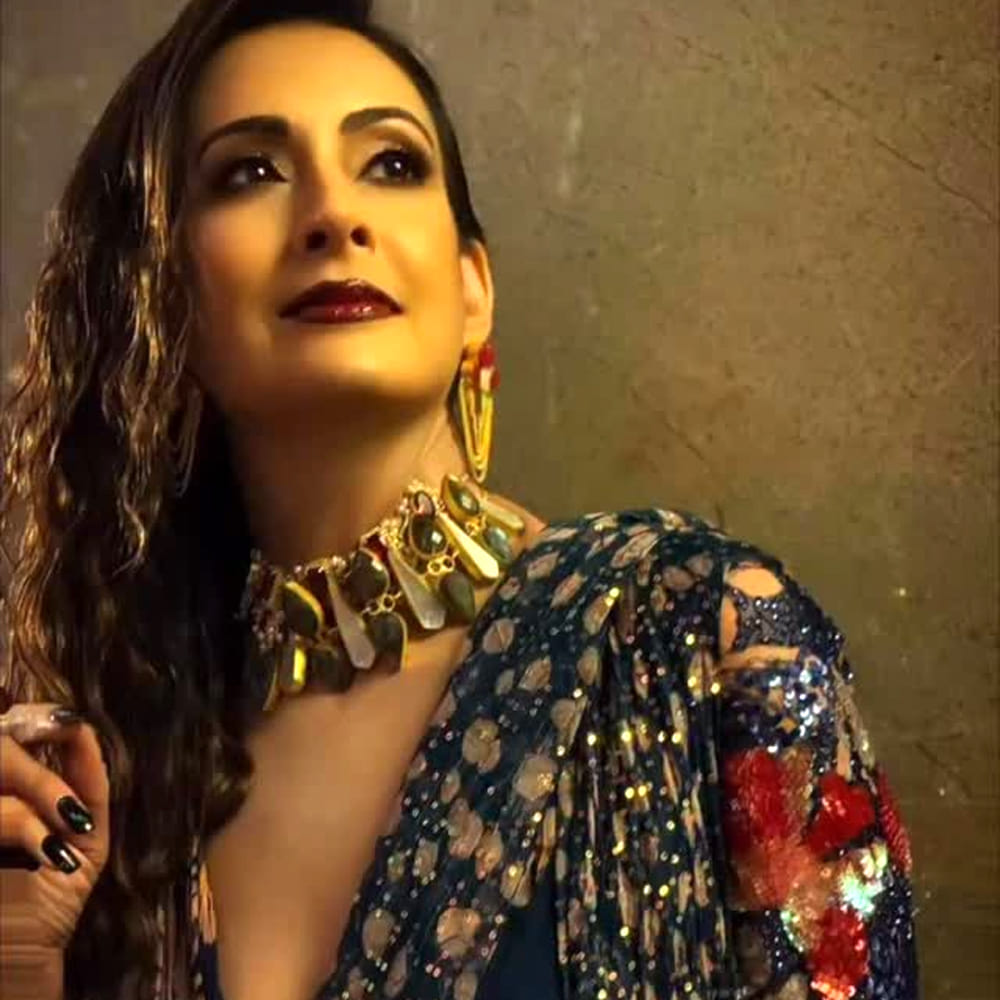 వీరికి జయ్వీర్, దేవ్ అనే ఇద్దరు పిల్లలు ఉన్నారు. కాగా, ఆమధ్య ఈమె భర్త ఘోర రోడ్డు ప్రమాదానికి గురయ్యారు. ప్రస్తుతం ఆయన బాంద్రాలోని హోలీ ఫ్యామిలీ హాస్పిటల్లో ICUలో చికిత్స పొందుతున్నారని తెలుస్తోంది.