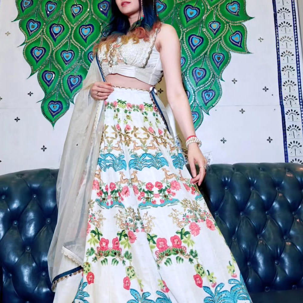 చాలా మంది హీరోయిన్స్ ఈ మధ్య ఒక ఒక్క సినిమాతో క్రేజ్ సొంతం చేసుకుంటున్నారు. ఓవర్ నైట్లో స్టార్ డమ్ సొంతం చేసుకుంటున్నారు. మరికొంతమంది ప్రయత్నిస్తూ.. ఎదో ఒకసినిమాతో సక్సెస్ అవుతున్నారు. పైన కనిపిస్తున్న హీరోయిన్ కూడా అంతే.. వరుసగా సినిమాలు చేస్తూ.. మొన్నీమధ్యనే భారీ హిట్ అందుకుంది.