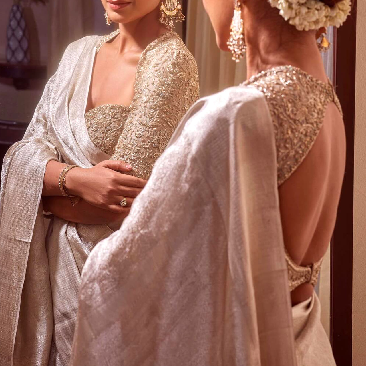 స్టార్ హీరోయిన్స్ కు సంబందించిన ఫోటోలు, వీడియోలు నెట్టింట వైరల్ అవడం కామన్.  హీరోయిన్స్ కూడా అభిమానులను ఆకట్టుకోవడానికి సోషల్ మీడియాలో రకరకాల ఫోటోలు, వీడియోలు షేర్ చేస్తూ ఉంటారు. సినిమాల్లో బిజీ కాకపోయినా కూడా సోషల్ మీడియాలో మాత్రం చాలా యాక్టివ్ గా ఉంటూ సందడి చేస్తూ ఉంటారు.