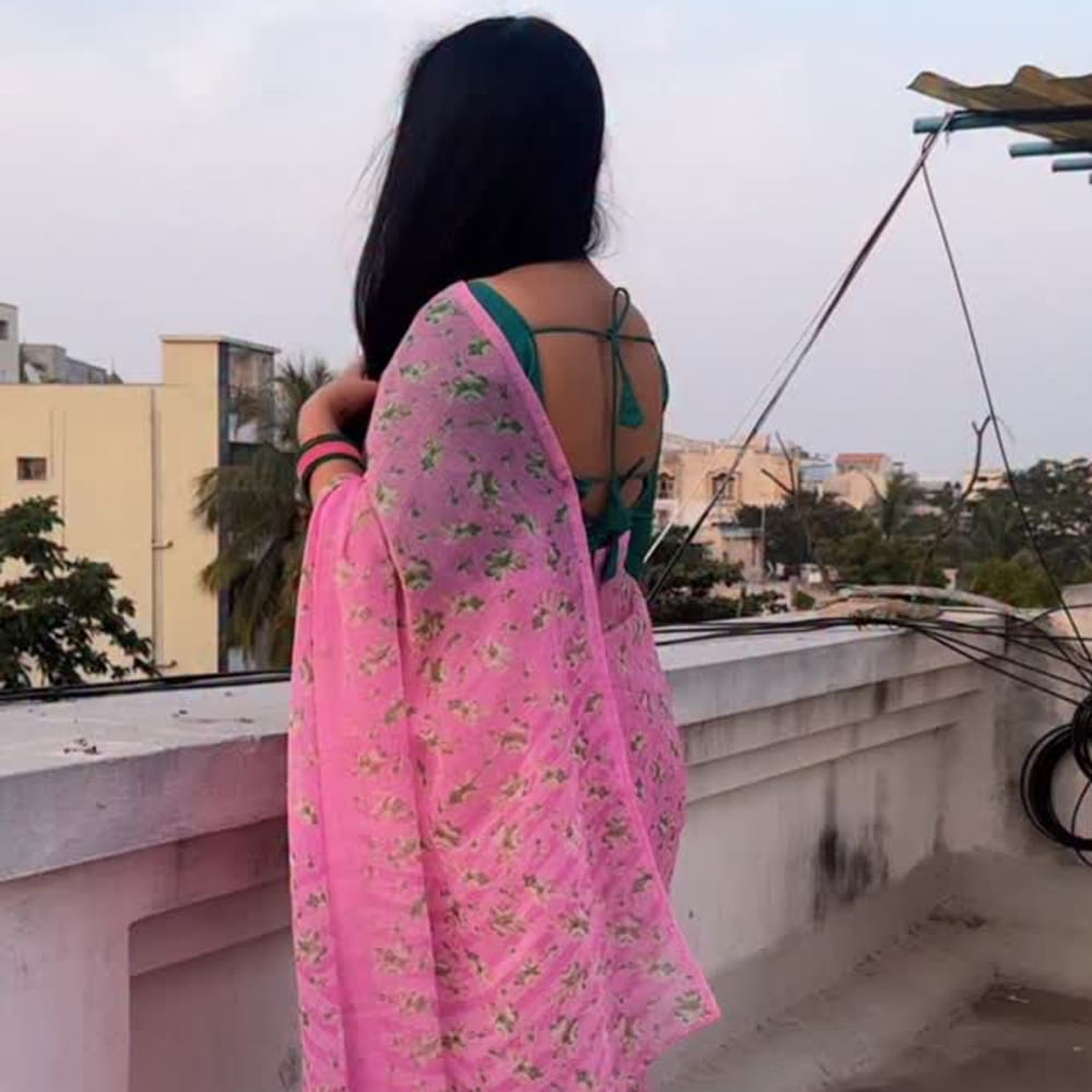 ఈమధ్య కాలంలో సినిమా హీరోయిన్స్ తో పాటు సీరియల్ బ్యూటీలు కూడా అందంలో పోటీపడుతున్నారు. సీరియల్ బ్యూటీస్ కి కూడా నెట్టింట యమా క్రేజ్ ఉంటుంది. అలాగే సినీ సెలబ్రెటీలకు ఏ రేంజ్‌లో ఫాలోయింగ్ ఉంటుంది సీరియల్ యాక్టర్స్‌కు కూడా అదే రేంజ్‌లో ఫాలోయింగ్ ఉంటుంది. ఇప్పటికే ఎన్నో సీరియల్స్ ప్రేక్షకులను ఆకట్టుకుంటూ దూసుకుపోతున్నాయి.