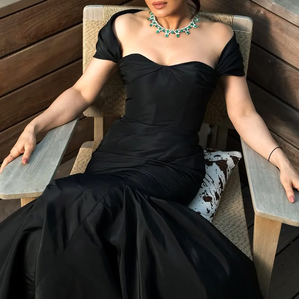 ప్రీతి జింటా 1998లో షారుఖ్ ఖాన్ చిత్రం ‘దిల్ సే’తో తన కెరీర్‌ను ప్రారంభించింది. ఈ చిత్రంలో ఆమె ఒక చిన్న పాత్ర పోషించింది. ఆ తర్వాత, ఆమె ‘క్యా కెహ్నా’ చిత్రంలో హీరోయిన్ గా నటించి మంచి గుర్తింపు తెచ్చుకుంది. ఆ తర్వాత ఎన్నో సూపర్ హిట్ సినిమాల్లో ఎన్నో వైవిధ్యమైన పాత్రలు పోషించి బాలీవుడ్ ప్రేక్షకుల హృదయాల్లో చెరగని స్థానం సంపాదించుకుంది