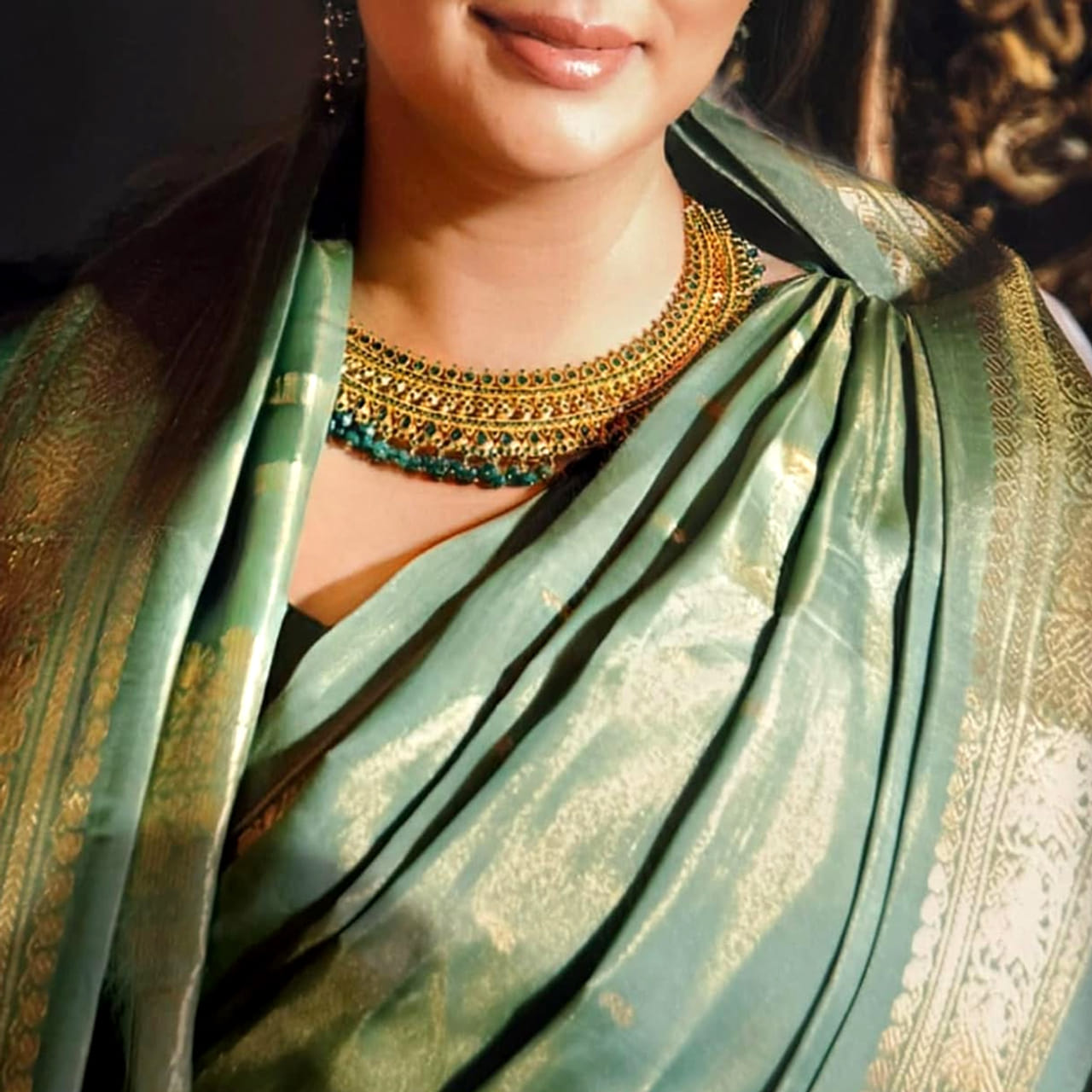 సినీరంగంలో హీరోయిన్ల జీవితాలు తెరపై కనిపించినంత అందంగా ఉండవు. ఇండస్ట్రీలో సక్సెస్ అయినప్పటికీ రియల్ లైఫ్ లో కష్టాలు ఎదుర్కొన్న తారలు చాలా మంది ఉన్నారు. ఇప్పుడు మనం మాట్లాడుకుంటున్న ఓ హీరోయిన్ మాత్రం అప్పట్లో తెలుగు సినీరంగాన్ని ఓ ఊపు ఊపేసింది. మెగాస్టార్ చిరంజీవి, బాలకృష్ణ, నాగార్జున, రజినీకాంత్ వంటి స్టార్ హీరోలతో అనేక హిట్ చిత్రాల్లో నటించింది. 