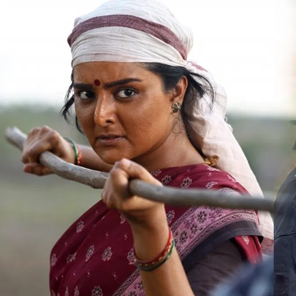 పై ఫొటోలో ఉన్న నటి ఎవరో కాదు మలయాళ ముద్దుగుమ్మ మంజు వారియర్. తన 16వ ఏట 1995లో సాక్ష్యం అనే సినిమాతో తెరంగేట్రం చేసింది. మలయాళ ఇండస్ట్రీలో ఆమె ఎన్నో సినిమాలు చేసి ప్రేక్షకులను ఆకట్టుకుంది. అలాగే ఎన్నో పురస్కారాలు కూడా అందుకుంది. ఏ పళయుం కదన్ను సినిమాలోని నటనకుగానూ మంజు కేరళ రాష్ట్ర ఉత్తమ సినీ నటి పురస్కారం లభించింది.