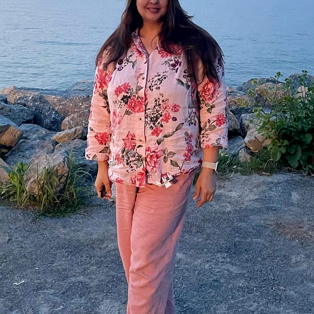 తెలుగు, తమిళం, హిందీ, మలయాళం, కన్నడ భాషలలో దాదాపు 100 చిత్రాల్లో నటించి స్టార్ హీరోలతో నటించి మెప్పించింది. కెరీర్ మంచి ఫాంలో ఉన్నప్పుడు ఆమె పేరు పలువురు స్టార్ హీరోలతో ముడిపడి ఉంది. ప్రస్తుతం ఆమె వయసు 50 సంవత్సరాలు. ఇప్పటికీ పెళ్లి చేసుకోకుండా ఒంటరిగా ఉంటుంది.