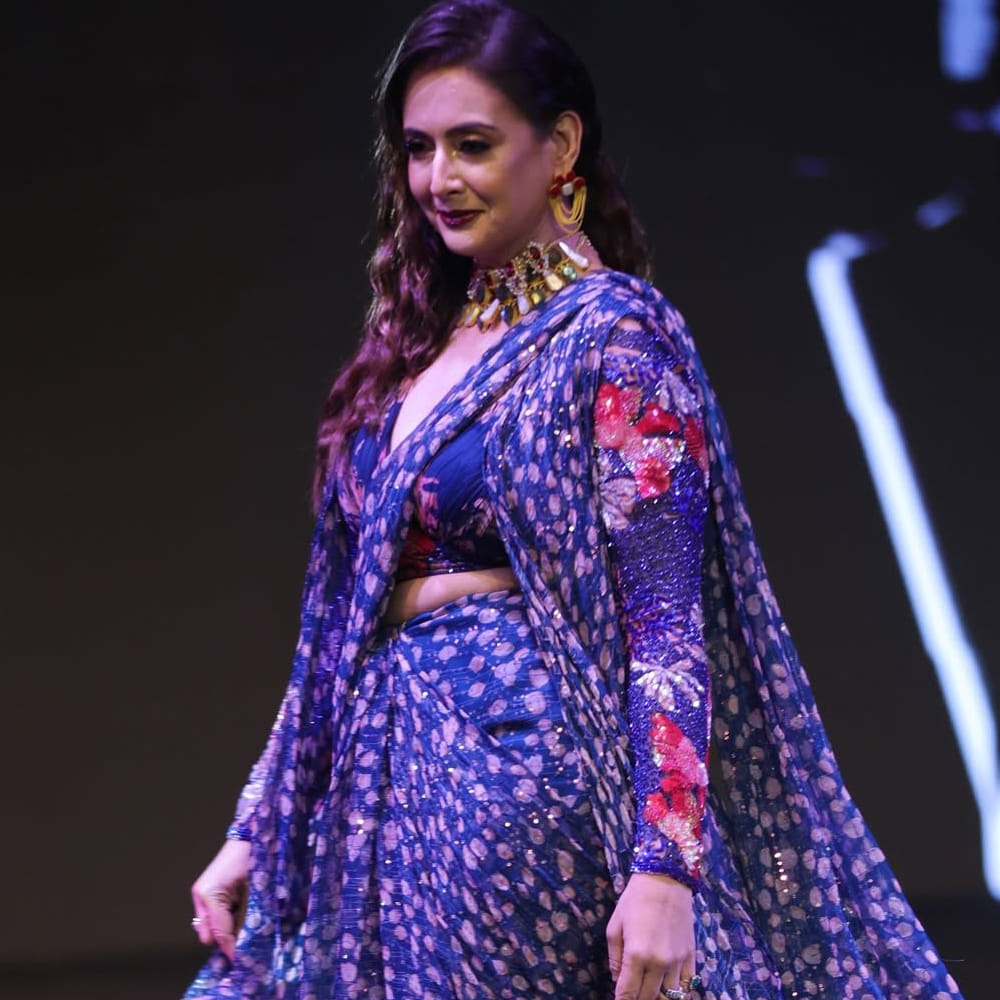 ఆ తర్వాత ‘మొహబ్బతే’ మూవీతో బాలీవుడ్లోకి అడుగుపెట్టింది. తెలుగులో ‘తమ్ముడు’ సినిమాతో పాటు ‘నరసింహనాయుడు’, ‘అధిపతి’, ‘అప్పారావ్ డ్రైవింగ్ స్కూల్’ లాంటి చిత్రాల్లో నటించింది. అలాగే యమదొంగ చిత్రంలో స్పెషల్ సాంగ్ కూడా చేసింది.