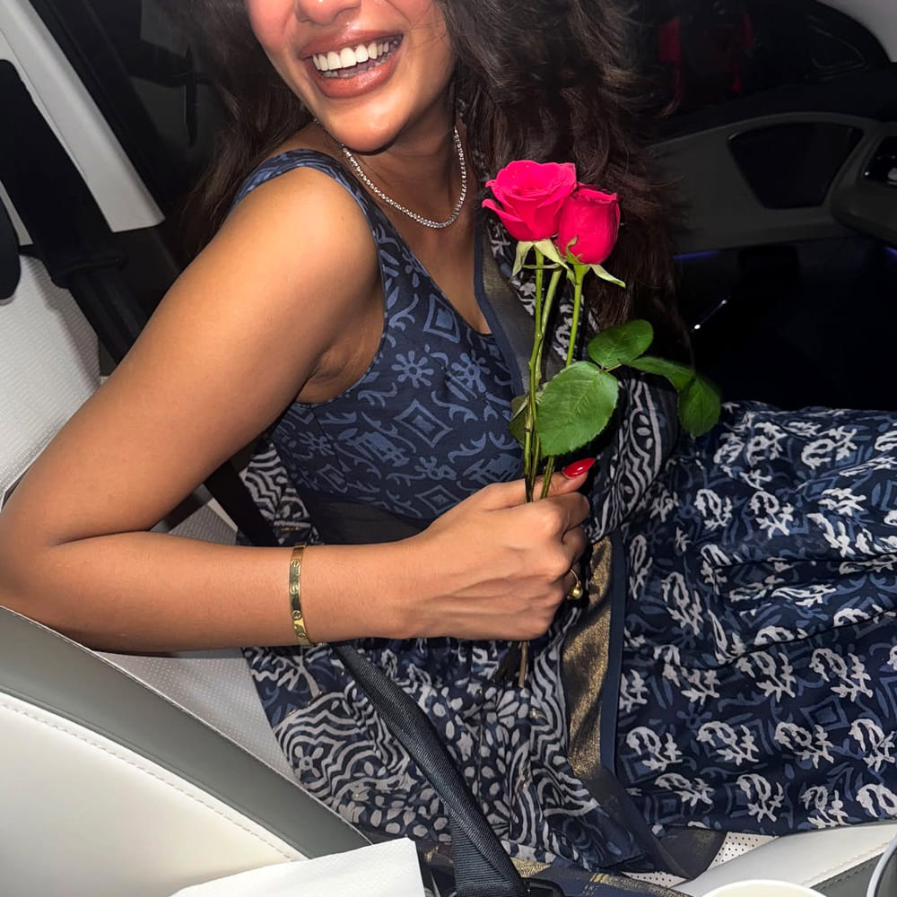 నటవారసులు ఎంతమంది ఇండస్ట్రీకి వచ్చినా కూడా అందరూ సక్సెస్ అవ్వరు.. నటనకు ప్రాధాన్యత ఉన్న పాత్రలను ఎంచుకుంటూ తమ ప్రతిభను చాటుకుంటున్నారు. తమకంటూ ప్రత్యేక గుర్తింపు తెచ్చుకుంటున్నారు చాలా మంది. ఇక ఇప్పుడు ఓ ముద్దుగుమ్మ కూడా ఇండస్ట్రీకి హీరోయిన్ గా అడుగుపెడుతుంది.