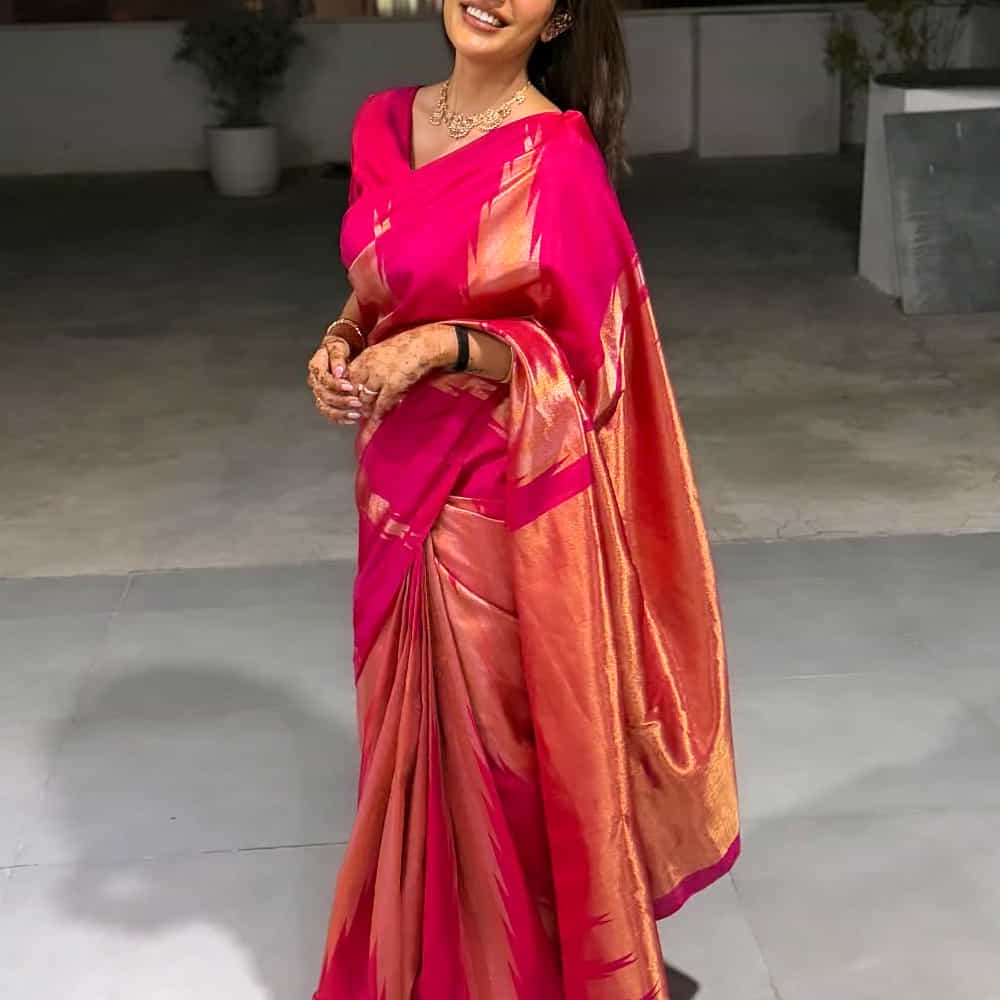 సినిమా ఇండస్ట్రీలోకి చాలా మంది కొత్త హీరోయిన్స్ పరిచయం అవుతున్నారు. ఈ మధ్యకాలంలో యంగ్ బ్యూటీస్ చాలా మంది ఓవర్ నైట్ లో స్టార్స్ గా మారిపోతున్నారు. ఇక ప్రేక్షకులు కూడా కొత్త అందాలను కోరుకుంటున్నారు. ఈ క్రమంలోనే చాలా మంది ముద్దుగుమ్మలు ఇండస్ట్రీలోకి అడుగుపెడుతున్నారు. అలాగే సినిమా ఇండస్ట్రీకి చెందిన వారు కూడా తమ పిల్లలను హీరోయిన్స్ గా పరిచయం చేస్తున్నారు.