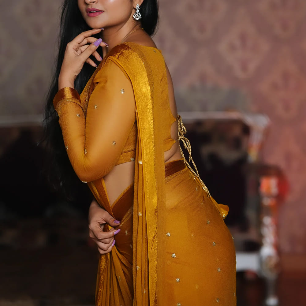 సీరియల్స్ తో తన నటనతో.. సోషల్ మీడియాలో తన అందంతో ఆకట్టుకుంటున్న బ్యూటీస్ లో ఈ భామ ఒకరు. సీరియల్స్ లో బెస్ట్ సీరియల్ గా నిలిచిన వాటిలో బ్రహ్మముడి సీరియల్ ఒకటి. ఈ ధారావాహికకు ఎంతో మంది అభిమానులు ఉన్నారు. టాప్ రేటింగ్ తో దూసుకుపోతున్న ఈ సీరియల్ లో నటించిన నటీనటులు ప్రేక్షకులకు బాగా దగ్గరయ్యారు.