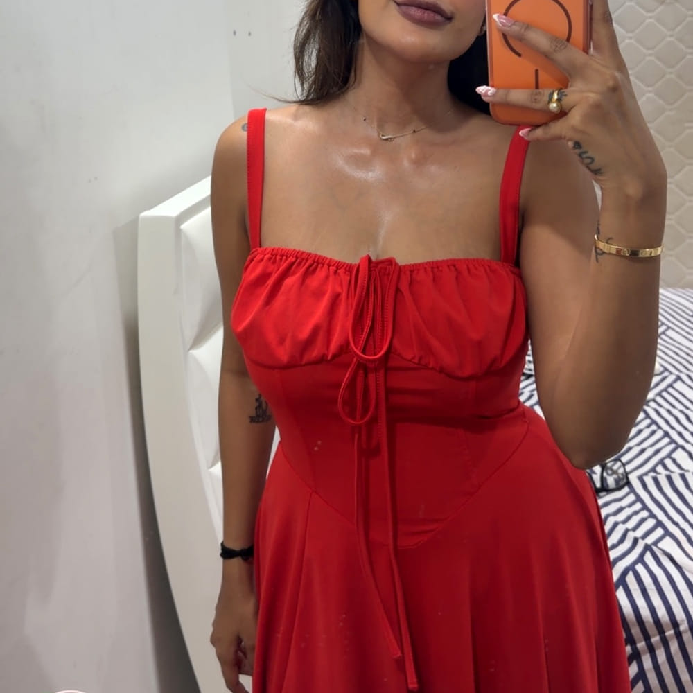 ఇప్పటికే చాలా మంది నటవారసులు ఇండస్ట్రీలోకి ఎంట్రీ ఇచ్చారు. అలాగే ఇప్పుడు మరో ముద్దుగుమ్మ కూడా అడుగు పెట్టనుంది. ఆమె అందాలకు ఇప్పటికే కుర్రకారు ఫిదా అయ్యారు. ఇంతకూ ఆమె ఎవరో  కనిపెట్టారా.? తన అందచందాలతో ఇప్పటికే విపరీతమైన ఫాలోయింగ్ ను సొంతం చేసుకుంది.