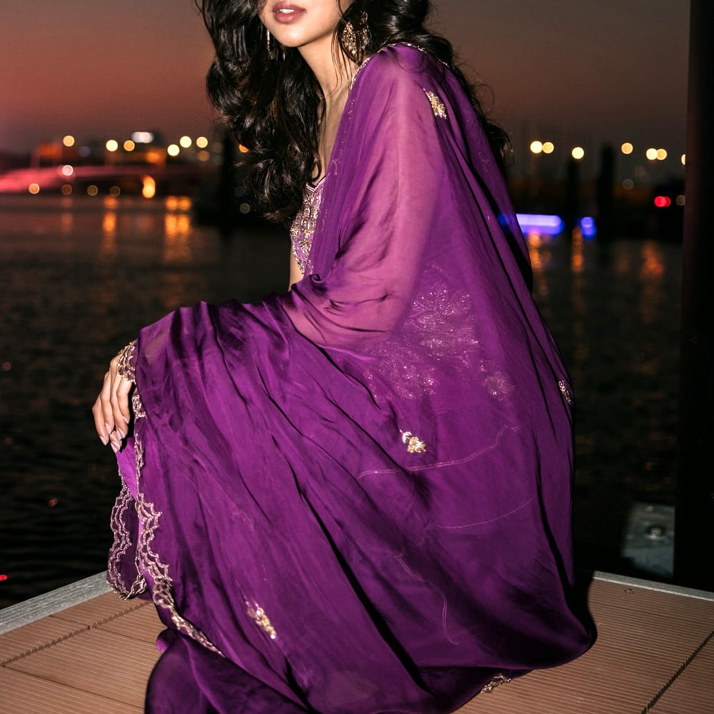 ఈ అమ్మడు తెలుగులో సినిమాలుతగ్గించడంతో అభిమానులు కూడా చాలా ఫీల్ అవుతున్నారు. అంతే కాదు మనకు వచ్చే లవర్ కూడా ఇలానే ఉండాలి అని కుర్రాళ్ళు అంతా అనుకునేలా తన అందంతో కవ్వించింది. ఇంతకూ ఆమె ఎవరో కాదు.. కళ్యాణి ప్రియదర్శన్. ఈ ముద్దుగుమ్మ అక్కినేని అఖిల్ హీరోగా నటించిన హలో సినిమాతో తెలుగు ప్రేక్షకులకు పరిచయం అయ్యింది.