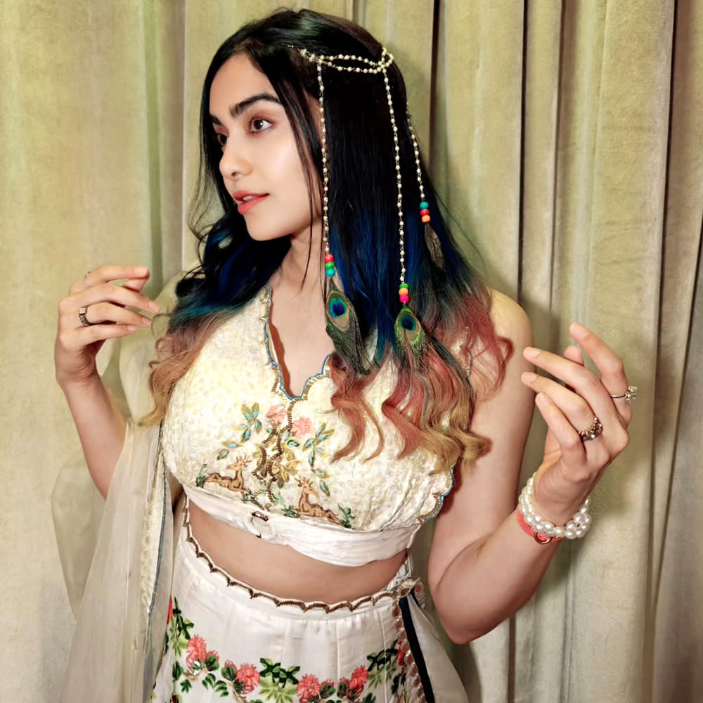 పై ఫొటోలో కనిపిస్తున్న అందాల భామ ఎవరో కాదు.. హాట్ బ్యూటీగా పేరు తెచ్చుకున్న అదా శర్మ. డైనమిక్ డైరెక్టర్ పూరిజగన్నాథ్ దర్శకత్వం వహించిన హార్ట్ ఎటాక్ సినిమాతో టాలీవుడ్ కు పరిచయం అయ్యింది. నితిన్ హీరోగా నటించిన ఈ సినిమా ఆశించిన స్థాయిలో ఆకట్టుకోలేకపోయింది.