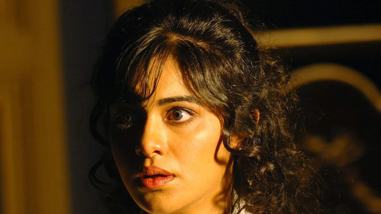 ఆమె ఒక స్తంభం ఎక్కి భయంకరమైన శబ్దాలు చేసే దృశ్యం కూడా మీ వెన్నుపూసలో వణుకు పుట్టిస్తుంది.ఈ సినిమా ప్రస్తుతం జియో హాట్ స్టార్ లో అందుబాటులో ఉంది. ఈ సినిమాలో ఆదా శర్మ నటనకు విమర్శకులు సైతం ఫిదా అయ్యారు.