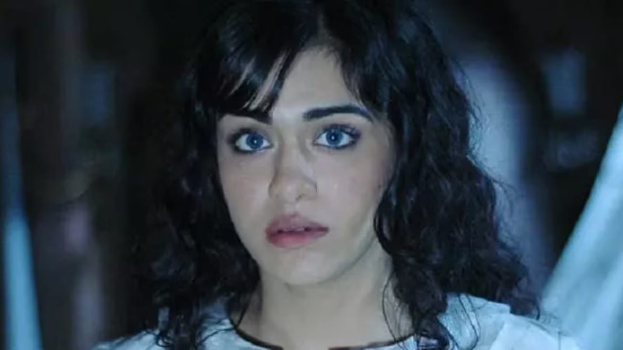 హీరోయిన్ ఆదా శర్మ గురించి ప్రత్యేకంగా చెప్పక్కర్లేదు. తెలుగు, హిందీ భాషలలో పలు చిత్రాల్లో నటించి మంచి గుర్తింపు తెచ్చుకుంది. 2008లో ఆమె 1920 అనే సినిమాలో కనిపించి.. తన నటనతో ప్రేక్షకులను ఆశ్చర్యపరిచింది. ఇందులో లిసా అనే అమ్మాయిగా ఆమె నటించింది.