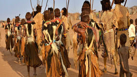 మొసళ్లను వేటాడే భయంకర తెగ.. అటుగా వెళ్లారంటే నూకలు చెల్లినట్టే..!