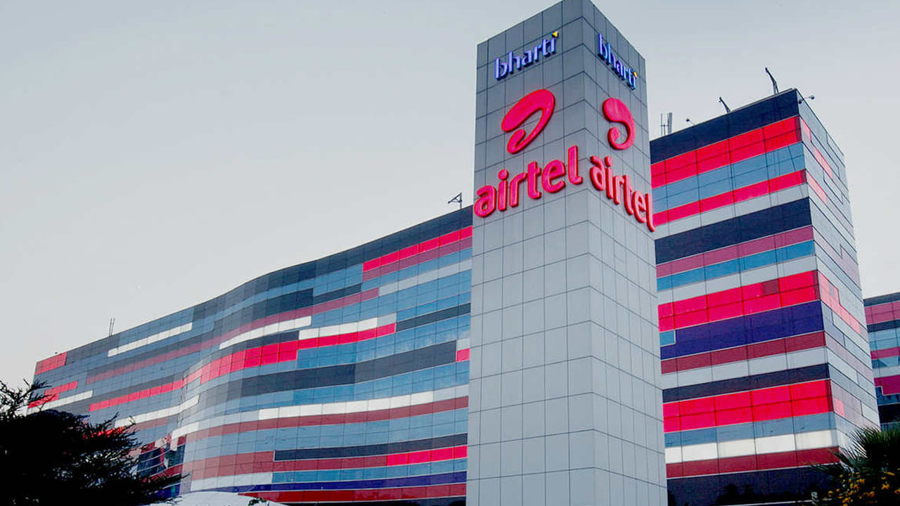 జులై నాటికి దేశవ్యాప్తంగా జియో సిమ్ను 47.45 కోట్ల మంది ఉపయోగిస్తున్నారు. జులైలో కొత్తగా 4.82 కస్టమర్లు జియోలోకి వచ్చారు. ఇక తర్వాతి స్థానంలో ఎయిర్టెల్ కొనసాగుతోంది. జులై నాటికి 39.14 కోట్ల మంది కస్టమర్లు ఈ నెట్వర్క్కు ఉన్నారు.