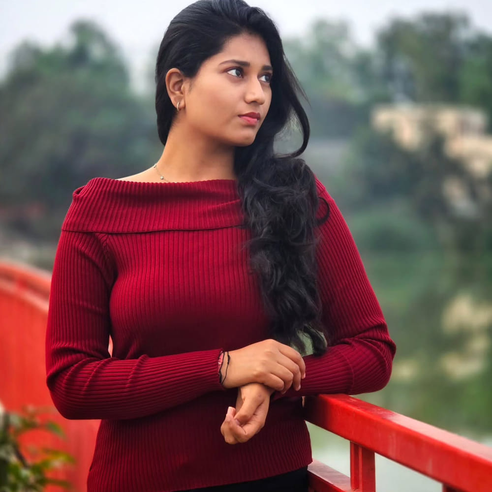 సినిమాలో ఒక చోట, మసూద క్యారెక్టర్ చేసిన అమ్మాయి ఫోటోని ఒక సీన్ లో చూపిస్తారు. అయితే ఆ దెయ్యంగా నటించిన హీరోయిన్ ఎవరో కాదు.. ఆమె చాలా అందమైన హీరోయిన్. ఆమె అందం చూస్తే కుర్రకారు ఫిదా అవుతారు. ఆమె ఎవరో కాదు.. ఆమె పేరు అఖిలా రామ్. ఈ ముద్దుగుమ్మ కొన్ని సినిమాల్లో నటించింది. కాగా ఈ చిన్నది పెద్దగా సినిమాల్లో నటించడం లేదు. లిఫ్ట్ 8055 అనే సినిమాలోనూ నటించింది.