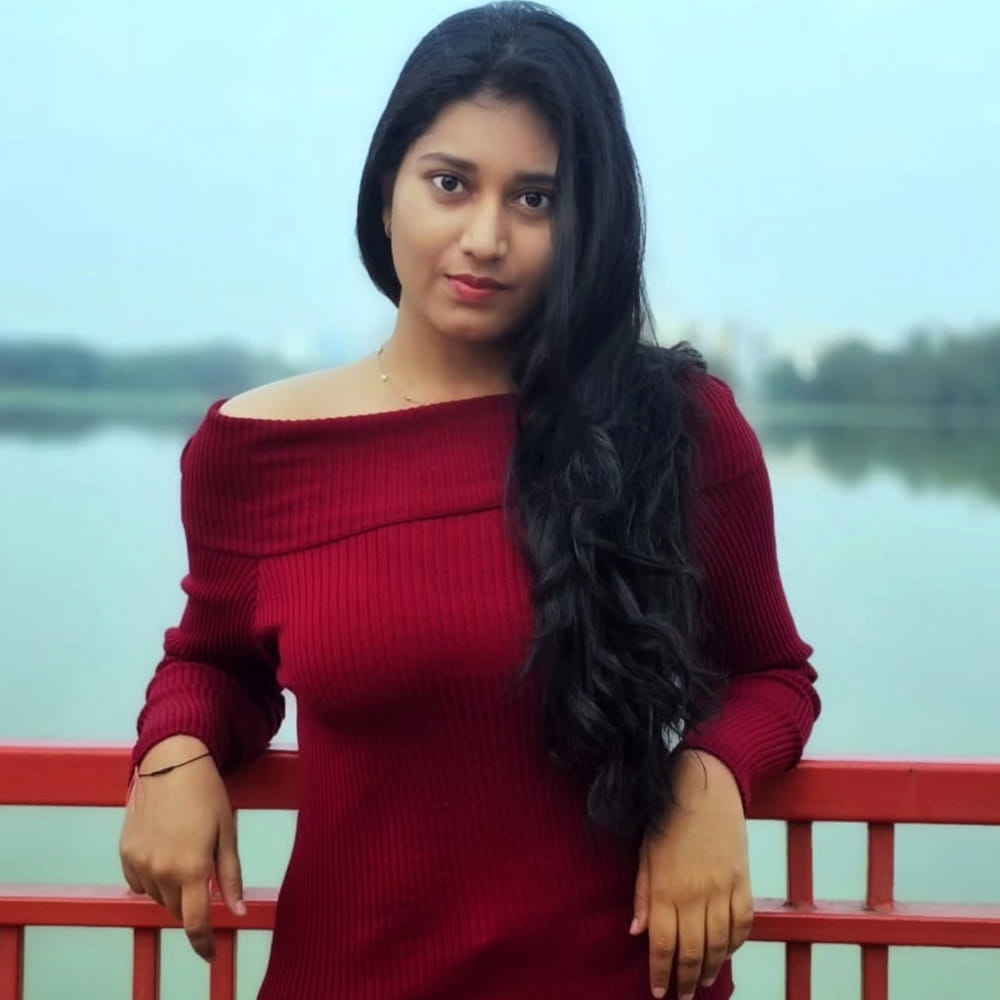 ఇక సోషల్ మీడియాలో యాక్టివ్ గా ఉండే ఈ బ్యూటీ.. రెగ్యులర్ గా ఫోటోలు షేర్ చేస్తూ అభిమానులను ఆకట్టుకుంటుంది. ఈ అమ్మడి ఫోటోలు చూసి నెటిజన్ తెగ కామెంట్స్ చేస్తున్నారు. ఇంత అందమైన అమ్మాయిని దెయ్యాన్ని చేశారు అని కామెంట్స్ చేస్తున్నారు. ఇంత అందమైన అమ్మాయిని బుర్ఖా వేసి కవర్ చేశారు అని కామెంట్స్ చేస్తున్నారు నెటిజన్స్.