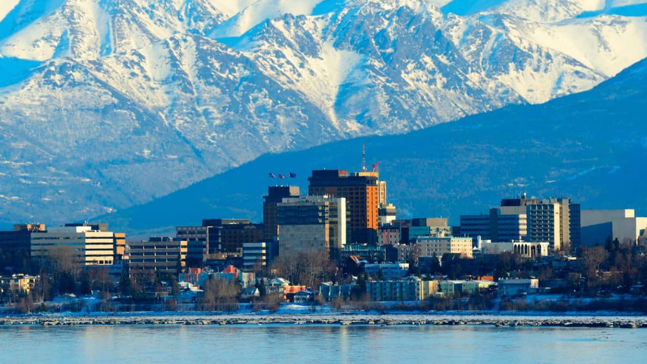 అలాస్కా: అమెరికాకు చెందిన‌ అలాస్కాలోని బారోలో మే నుంచి జూలై వ‌ర‌కు సూర్యుడు అస్త‌మించ‌డు. అర్ధ‌రాత్రి కూడా సూర్యుడు వెలుగులు విర‌జిమ్ముతూనే ఉంటాడు. కానీ న‌వంబ‌ర్ నెల‌లో 30 రోజులు మాత్రం చీక‌టిగా ఉంటుంది. దీన్నే పోలార్ నైట్ అని పిలుస్తారు.