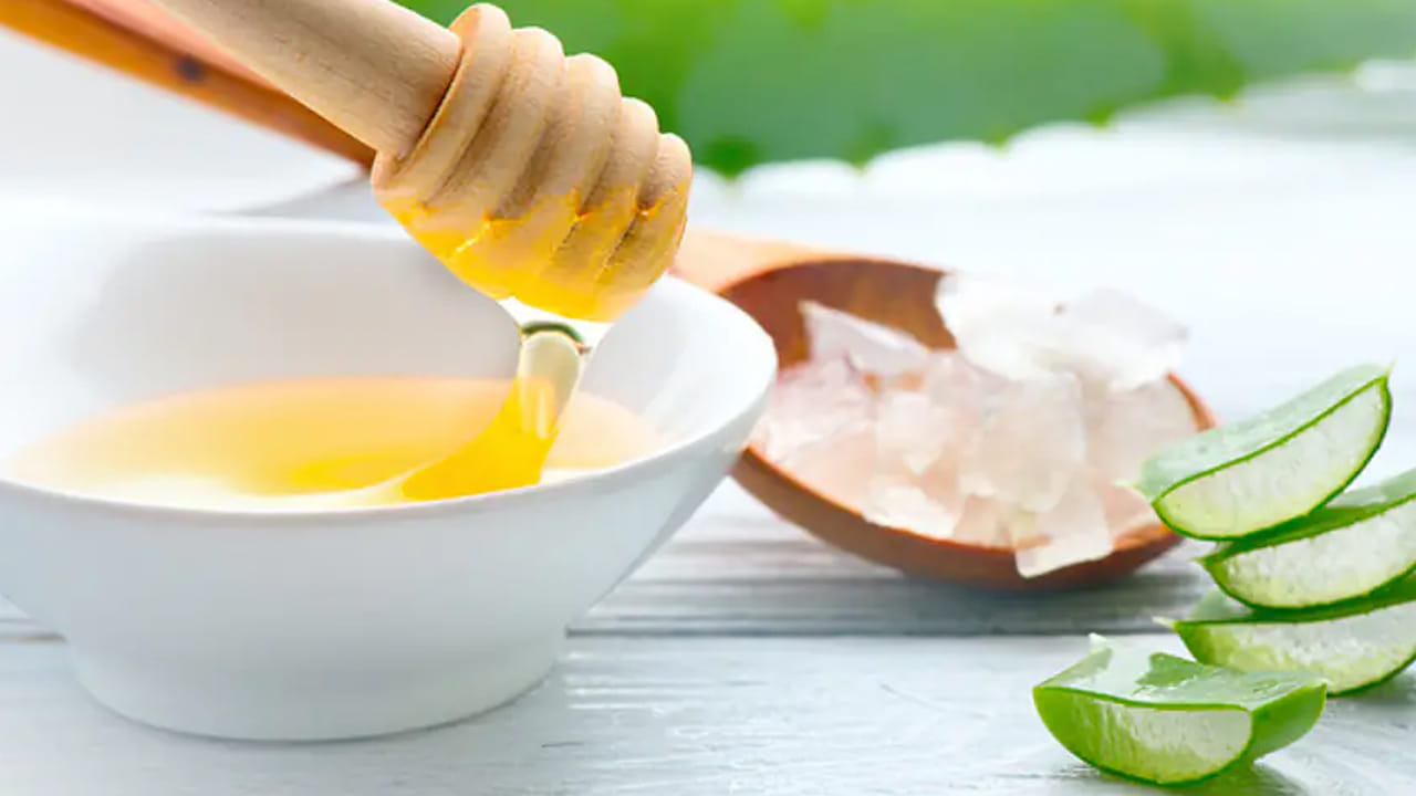 తేనె, కలబంద ఫేస్ ప్యాక్: తేనెలో యాంటీ బాక్టీరియల్ లక్షణాలు ఉంటాయి, కలబంద చర్మానికి మేలు చేస్తుంది. వీటిని కలిపి పేస్ట్ లా చేసుకుని ముఖానికి పట్టించి, 15-20 నిమిషాల తర్వాత కడిగేసుకోవచ్చు. ఇలా చేస్తే మీ ఫేస్ మెరిసిపోతుంది.