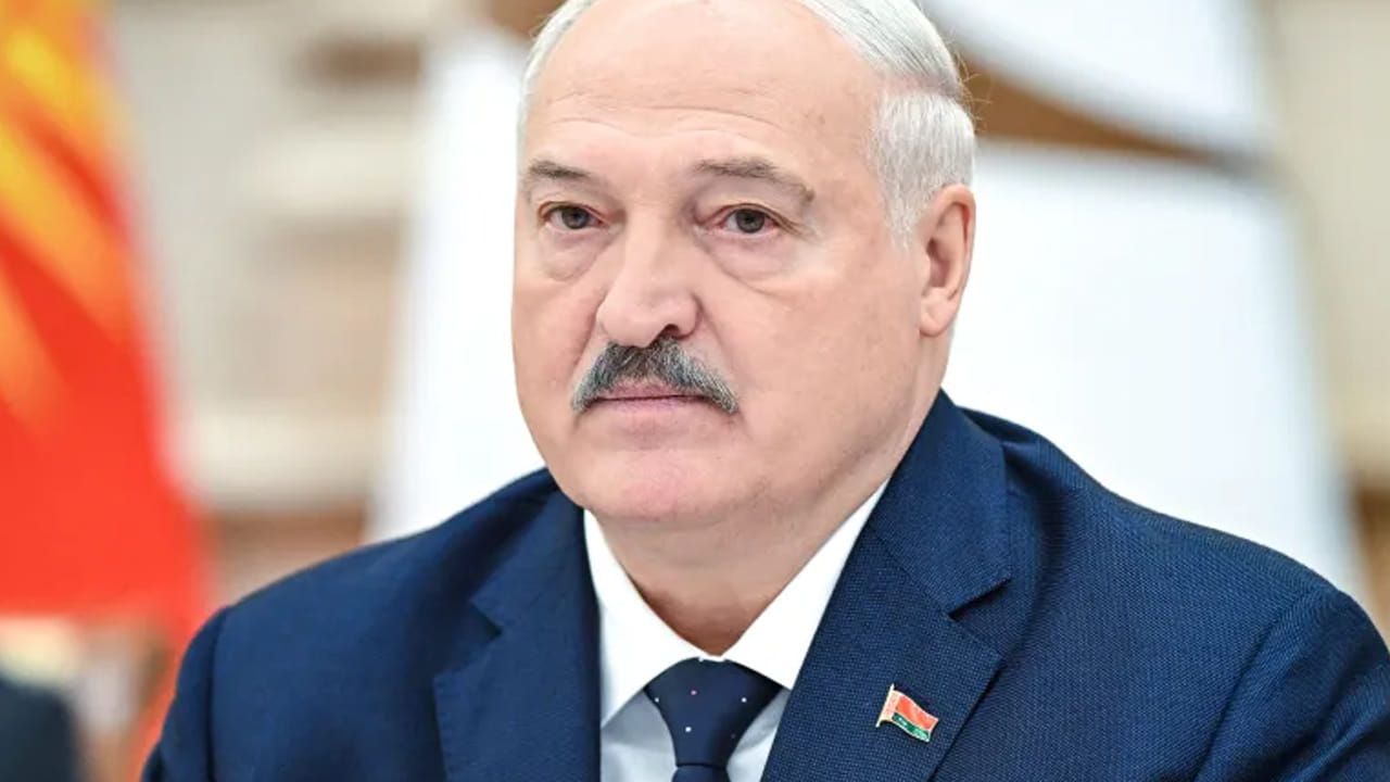 ఇక రెండో స్థానంలో బెలారస్ అధ్యక్షుడు అలెగ్జాండర్ లుకాషెంకో ఉన్నారు. ఆయన ఆస్తుల విలువ 9 బిలియన్ డాలర్లుగా అంచనా వేస్తున్నారు. 1994 నుంచి ఆయన అధ్యక్షుడిగా కొనసాగుతున్నారు. రియల్ ఎస్టేట్, వ్యవసాయం, మానుఫ్యాక్చరింగ్ కంపెనీల ద్వారా ఈయనకు ఆదాయం లభిస్తుంది.