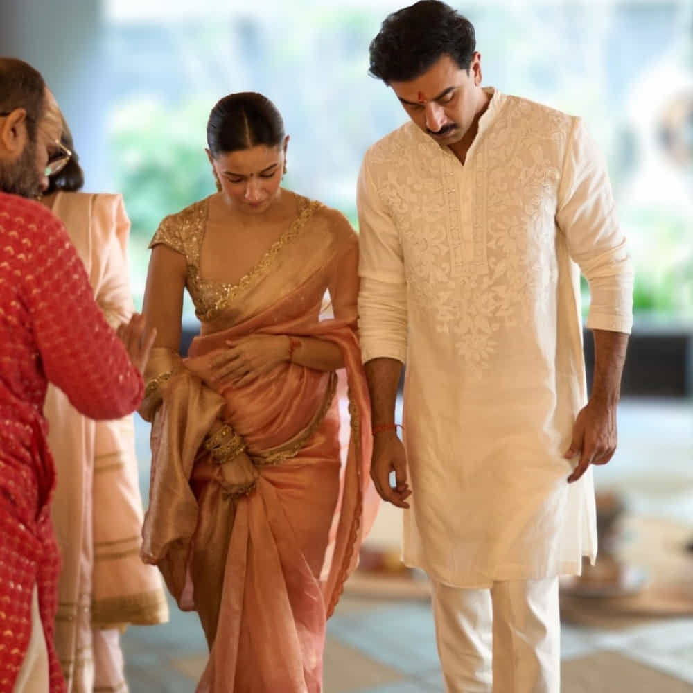 ఇప్పుడు తన భార్య ఆలియా భట్, కూతురు రాహాతో కలిసి ముంబైలో నూతనంగా నిర్మించుకున్న కొత్త బంగ్లాలోకి అడుగుపెట్టారు. ఆలియ, రణబీర్ దంపతులు కొత్త ఇంట్లోకి గృహ ప్రవేశం చేశారు. ఇందుకు సంబంధించిన ఫోటోలను సోషల్ మీడియాలో షేర్ చేసింది అలియా.