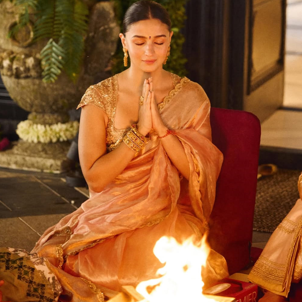 ఆలియా లేత గులాబీ రంగు చీరలో, రణబీర్ తెల్లటి ఎంబ్రాయిడరీ కుర్తా-పైజామాలో పూజ చేస్తున్నట్లు కనిపించారు. అలాగే వీరితోపాటు రాహ సైతం అందమైన ట్రెడిషనల్ లుక్ లో ఉన్నట్లు తెలుస్తోంది. కానీ తమ కూతురు ముఖం కనిపించకుండా జాగ్రత్తలు తీసుకున్నారు ఆలియా