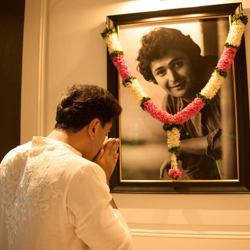 బాలీవుడ్ ఇండస్ట్రీలో అతిపెద్ద సెలబ్రెటీ కుటుంబాల్లో కపూర్ ఫ్యామిలీ ఒకటి. ఈ కుటుంబం నుంచి ఎంతో మంది తారలు ఇప్పుడు సినీరంగంలో చక్రం తిప్పుతున్నారు. అందులో రణబీర్ కపూర్ ఒకరు. ఇటీవలే యానిమల్ సినిమాతో పాన్ ఇండియా లెవల్లో భారీ విజయాన్ని అందుకున్నారు.