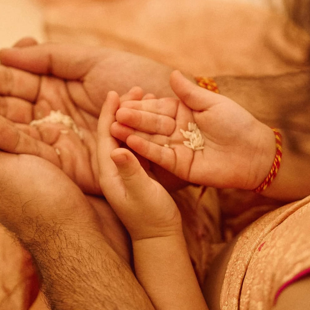 ర్మాణం దివంగత నటుడు రిషి కపూర్ పర్యవేక్షణలో ప్రారంభమైనట్లు తెలుస్తోంది. ఈ ఇల్లు బాంద్రాలోని ఉన్నత స్థాయి పాలి హిల్లోని పూర్వపు 'కృష్ణ రాజ్' బంగ్లా ప్లాట్పై నిర్మించారు. ఇది కపూర్ కుటుంబ చరిత్రలో లోతుగా పాతుకుపోయిన ఆస్తి, మొదట రణ్బీర్ తాతామామలు, రాజ్ కపూర్, కృష్ణ రాజ్ కపూర్లకు చెందినది.