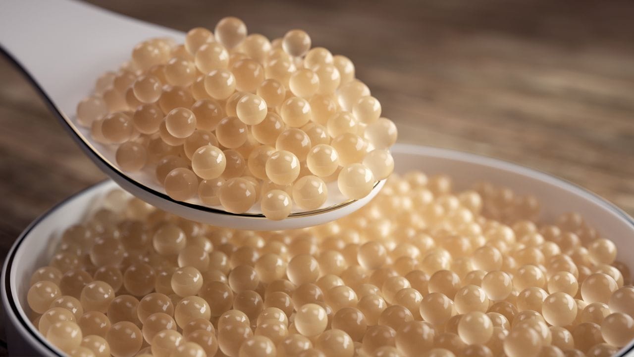 అల్మాస్ కేవియర్: అల్మాస్ కేవియర్ ఇది ప్రపంచంలోనే అత్యంత ఖరీదైన మాంసంగా పేర్కొనబడుతుంది. ఇది ప్రపంచంలోనే అరుదైన ఆహార పదార్థాలలో ఒకటి. ఇది కాస్పియన్ సముద్రంలోని అరుదైన అల్బినో బెలుగా స్టర్జన్ చేపల గుడ్ల నుండి లభిస్తుంది. ఈ గుడ్లు చూడ్డానికి బంగారం-పసుపు రంగులో ఉంటాయి. వీటి రుచికూడా చాలా అద్భుతంగా ఉంటుంది. దీని ధర దాదాపు $43,500, అంటే కిలోకు దాదాపు 28 నుండి 30 లక్షల వరకు ఉంటుంది. ఇది ప్రస్తుతం బంగారం రేటు కన్నా చాలా రెట్లు ఎక్కువ 