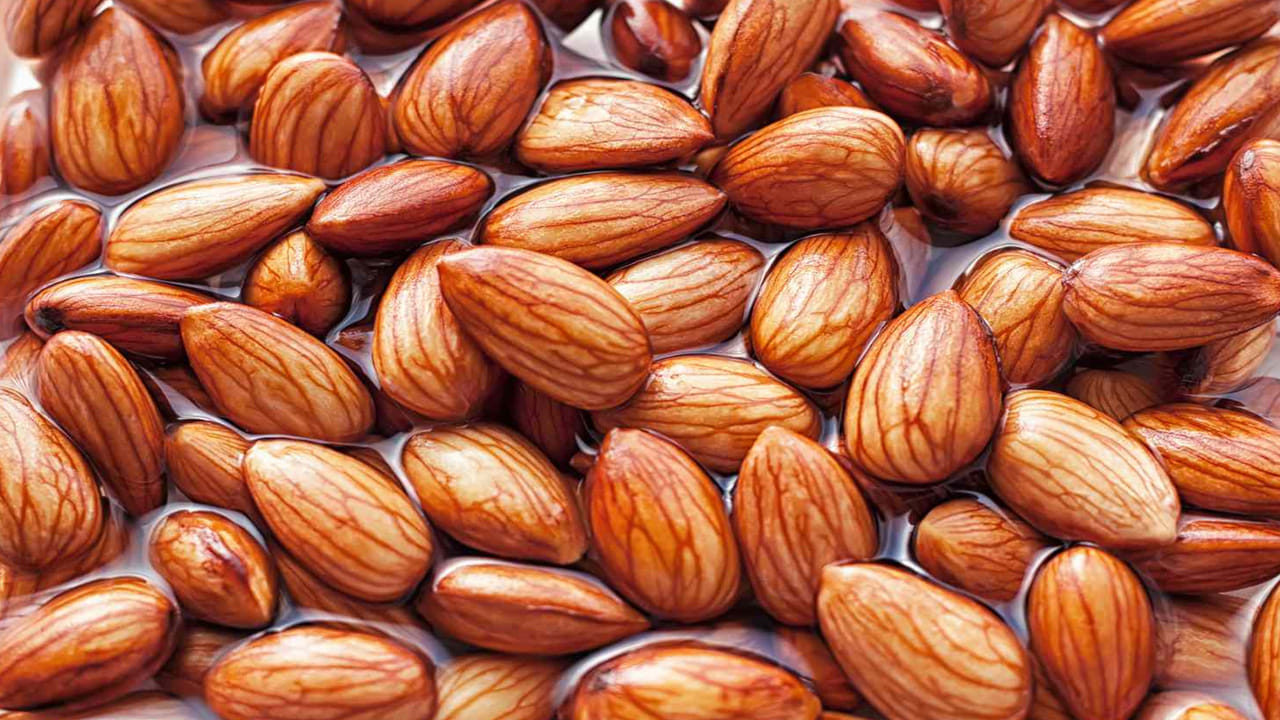 బాదం : ఇవి మన ఆరోగ్యానికి ఎంతగానో సహాయపడుతాయి. అందుకే వైద్యులు తరచూ వీటిని తినమని సిఫార్స్ చేస్తారు. వీటిని పొట్టు తొలగించి తినడం వల్ల మన శరీరం వాటిలోని పోషకాలను ఎక్కువగా గ్రహిస్తుంది. వీటిలో ఉండే విటమిన్ E చర్మం మెరుపును పెంచుతుంది. అలాగే ఇందులో ఉండే మూలకాలు హార్మోన్లను సమతుల్యం చేసి.. మానసిక స్థితిని మెరుగుపరుస్తాయి. 