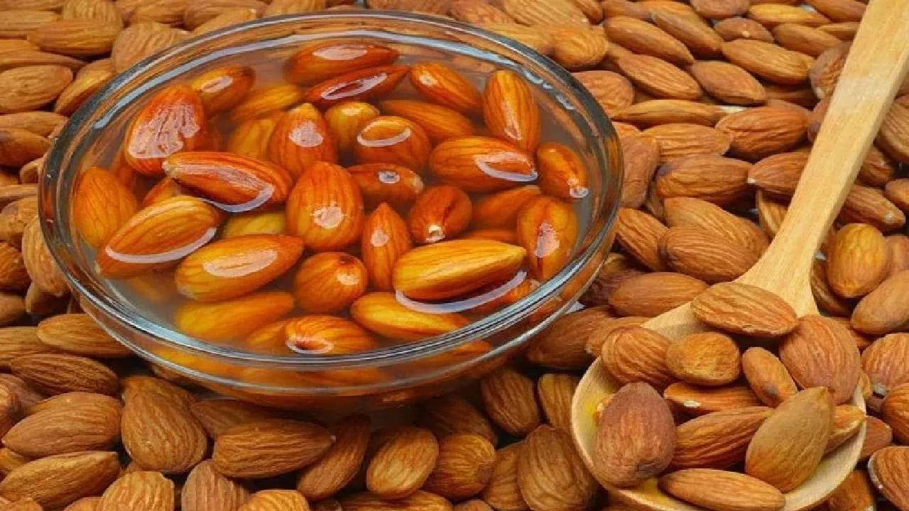 అల్పాహారం అంటే రాత్రిపూట ఉపవాసాన్ని ముగించడం. అందుకే ఈ సమయంలో సాత్వికమైన, తేలికగా అరిగే ఆహారాన్ని ఎంచుకోవడం ముఖ్యం. గోరువెచ్చని నీరు, నానబెట్టిన బాదం లేదా ఓట్స్ వంటి వాటితో రోజును ప్రారంభించడం వల్ల ఆరోగ్యం మెరుగుపడటమే కాకుండా రోజంతా ఉత్సాహంగా ఉండవచ్చు.
