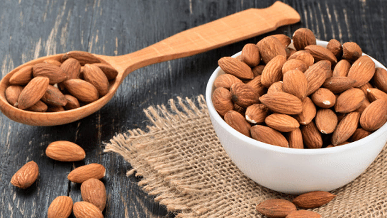 బాదం-చియా సీడ్స్: బాదం, వాల్ నట్, చియా సీడ్స్, అవిసెగింజలలో ఆరోగ్యకరమైన కొవ్వులు ఉంటాయి. ఇవి శరీరానికి మేలు చేస్తాయి. ప్రొటీన్లు, ఫైబర్ లు సమృద్ధిగా ఉంటాయి. ఆకలిని అరికట్టి.. శరీరానికి అవసరమైన పోషకాలను అందిస్తాయి. గ్రీక్ యోగర్ట్ ను కూడా బ్రేక్ ఫాస్ట్ లో తీసుకుంటే.. జీర్ణశక్తి మెరుగ్గా ఉంటుంది.