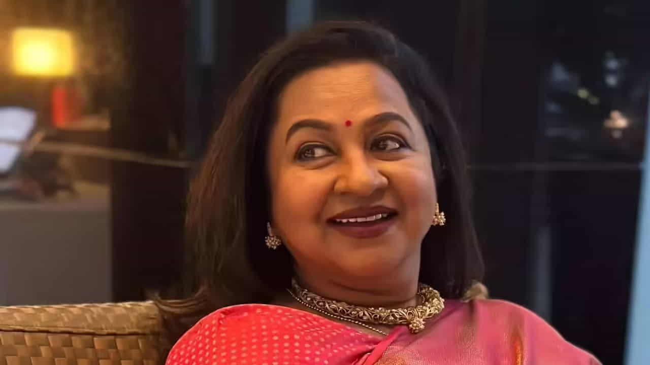 బ్యూటీ రాధిక కూడా టాలీవుడ్లో వరసగా సినిమాలు చేస్తూ ఓ వెలుగు వెలిగింది. స్టార్ హీరోయిన్గా తన సత్తాచాటింది. కానీ వివాహ బంధంలో అనేక సమస్యలు ఎదుర్కొంది. ఈ బ్యూటీ రెండు పెళ్లీలు చేసుకొని విడాకులు తీసుకుంది. కానీ 2001లో శరత్ కుమార్ ను వివాహం చేసుకొని సంతోషంగా ఉంది.