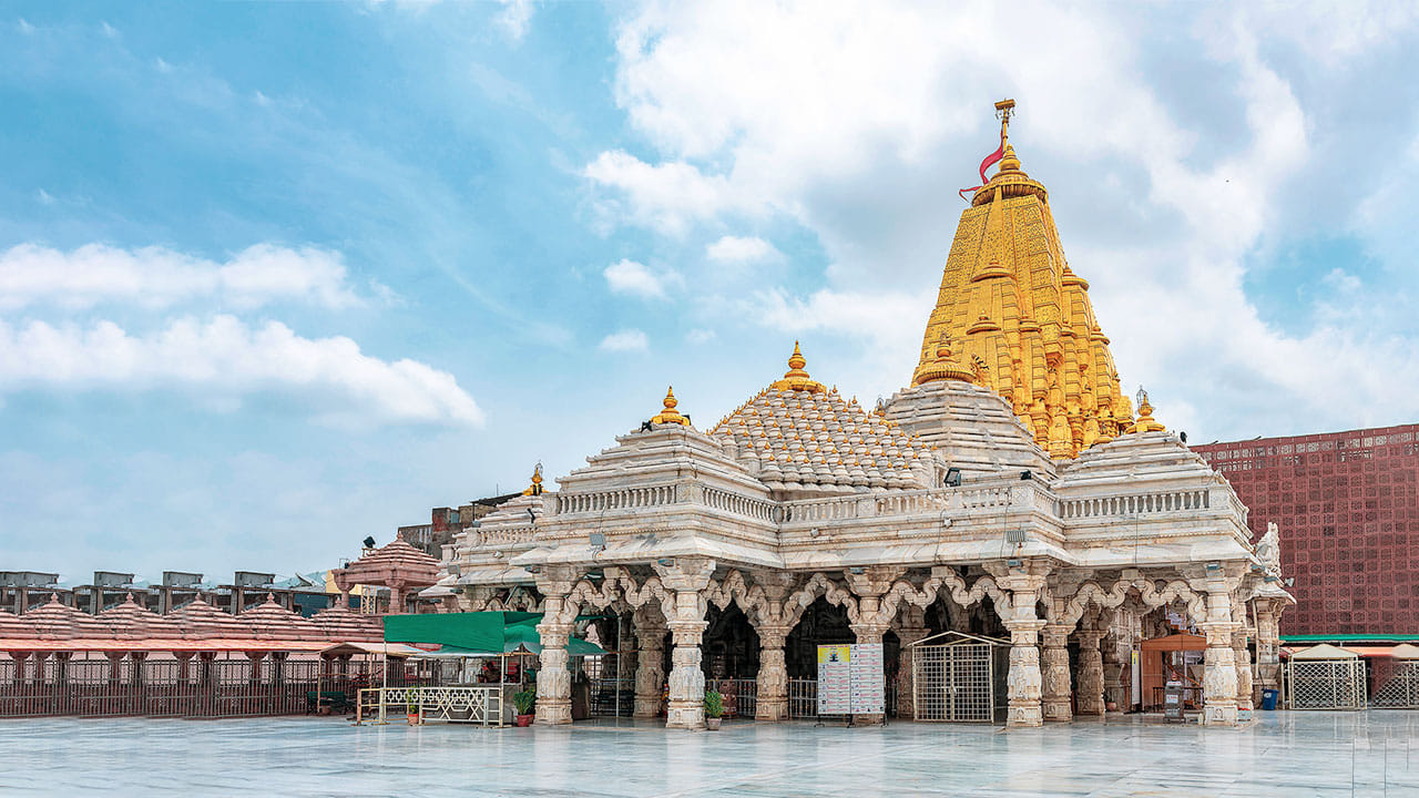 అంబాజీ (భక్తి, ప్రకృతి కలయిక): అంబాజీ అనేది అంబ మాత ఆలయానికి ప్రసిద్ధి చెందింది. ఇది హిందూ మతాన్ని అనుసరించేవారు తప్పక సందర్శించవలసిన ప్రదేశం. ఈ పట్టణం శక్తి పీఠాలలో ఒకటి. అహ్మదాబాద్ నుంచి దాదాపు 200 కిలోమీటర్ల దూరంలో ఉంది. ఇది అరసుర్ కొండలపై ఉంది. చుట్టుపక్కల పర్వతాలు, లోయలతో ఆకర్షిస్తుంది. అలాగే గబ్బర్ కొండ ట్రెక్ సాహస ప్రియులను ఆకట్టుకుంటుంది. ఆహ్లాదకర దృశ్యాలను చూడాలన్నా, శాంతి కావాలన్నా అంబాజీకి వెళ్లాల్సిందే.