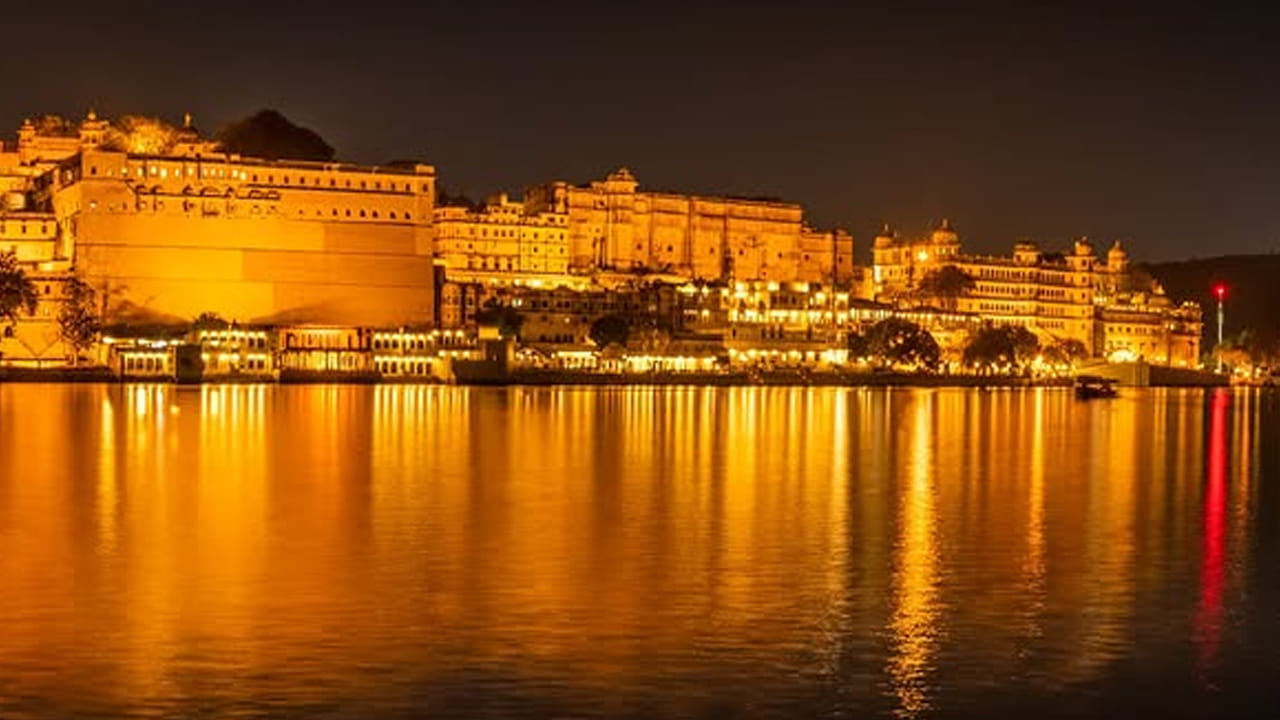 అంబ్రాయ్ ఘాట్ ట్విలైట్: అంబ్రాయ్ ఘాట్ రాత్రి ఆకాశంలో ప్రకాశవంతంగా మెరుస్తున్న సిటీ ప్యాలెస్ ఉత్తమ దృశ్యాలలో ఒకటి. ఇది పిచోలా సరస్సు నుంచి మెరిసే లైట్లతో కలిసి మీ ఫోటోగ్రఫీకి నిజంగా మ్యాజిక్ను జోడిస్తుంది. ఫొటషూట్ కోసం ఉత్తమ సమయం ట్విలైట్ సాయంత్రం 7:00 నుండి రాత్రి 8:30 వరకు.