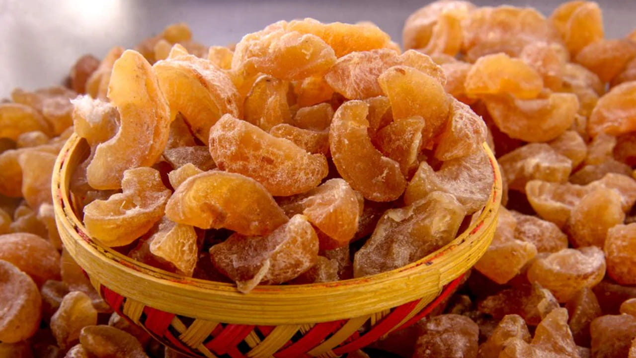 ఆమ్లా క్యాండీ: ఉసిరిలో విటమిన్-సి పుష్కలంగా ఉంటుందని అందరూ ఆమ్లా క్యాండీలను తింటారు. కానీ ఇవి చక్కెర పాకంలో నానబెట్టి తయారు చేస్తారు. అధిక చక్కెర వల్ల రక్తంలో గ్లూకోజ్ స్థాయిలు పెరుగుతాయి. తాజా ఉసిరిని తురిమి పప్పులు, చట్నీలు లేదా సలాడ్లలో వేసుకోండి. చక్కెర లేని సహజ పోషకాలను పొందండి.
