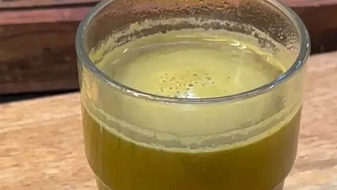 శీతాకాలంలో మీరు ఆరోగ్యంగా ఉండాలనుకుంటే, ప్రతి ఉదయం ఖాళీ కడుపుతో ఓ స్పెషల్ పానీయం తాగాలి. ఇది అనేక ఆరోగ్య సమస్యలను తొలగించడంలో సహాయపడుతుంది.