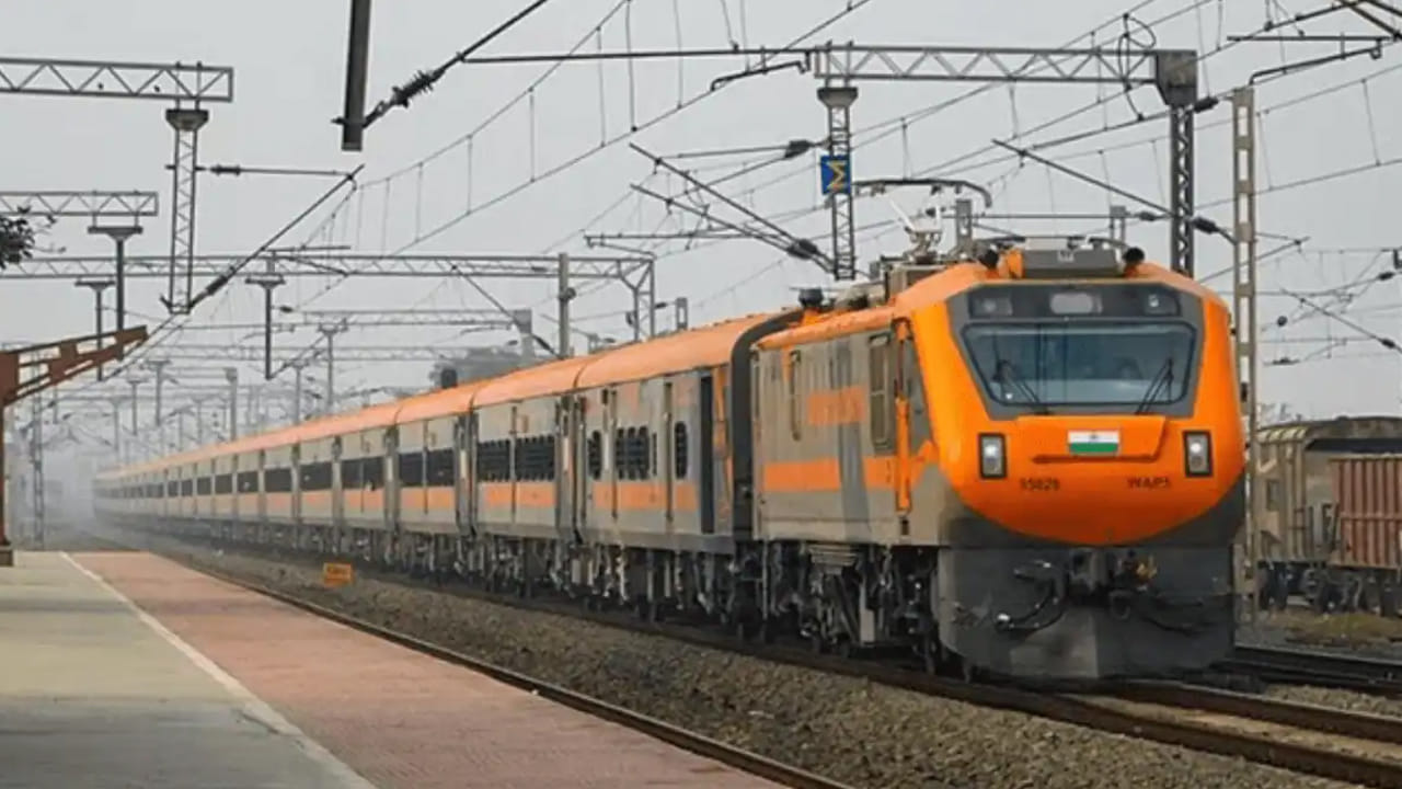 రైలు ప్రయాణం నచ్చనివారు ఎవ్వరూ ఉండరు. ఇక దూరపు ప్రాంతాలకు వెళ్లేవారికి ట్రైన్ జర్నీ అనేది ఒక బెస్ట్ ఆప్షన్. భారత్‌లో వందే భారత్ రైళ్ల రాకతో మరింత వేగవంతంగా, సౌకర్యవంతగా గమ్యస్థానానికి చేరుకునే అవకాశం లభించింది. రైళ్లు మధ్యాహ్నం కంటే రాత్రి వేళల్లో ఎక్కువ స్పీడ్‌తో వెళ్తుంటాయి. ట్రైన్ జర్నీ చేసేవాళ్లు అందరూ దీనిని గమనించి ఉంటారు. ఎందుకు రాత్రి వేళల్లో స్పీడ్‌గా వెళ్తాయో తెలుసా..?