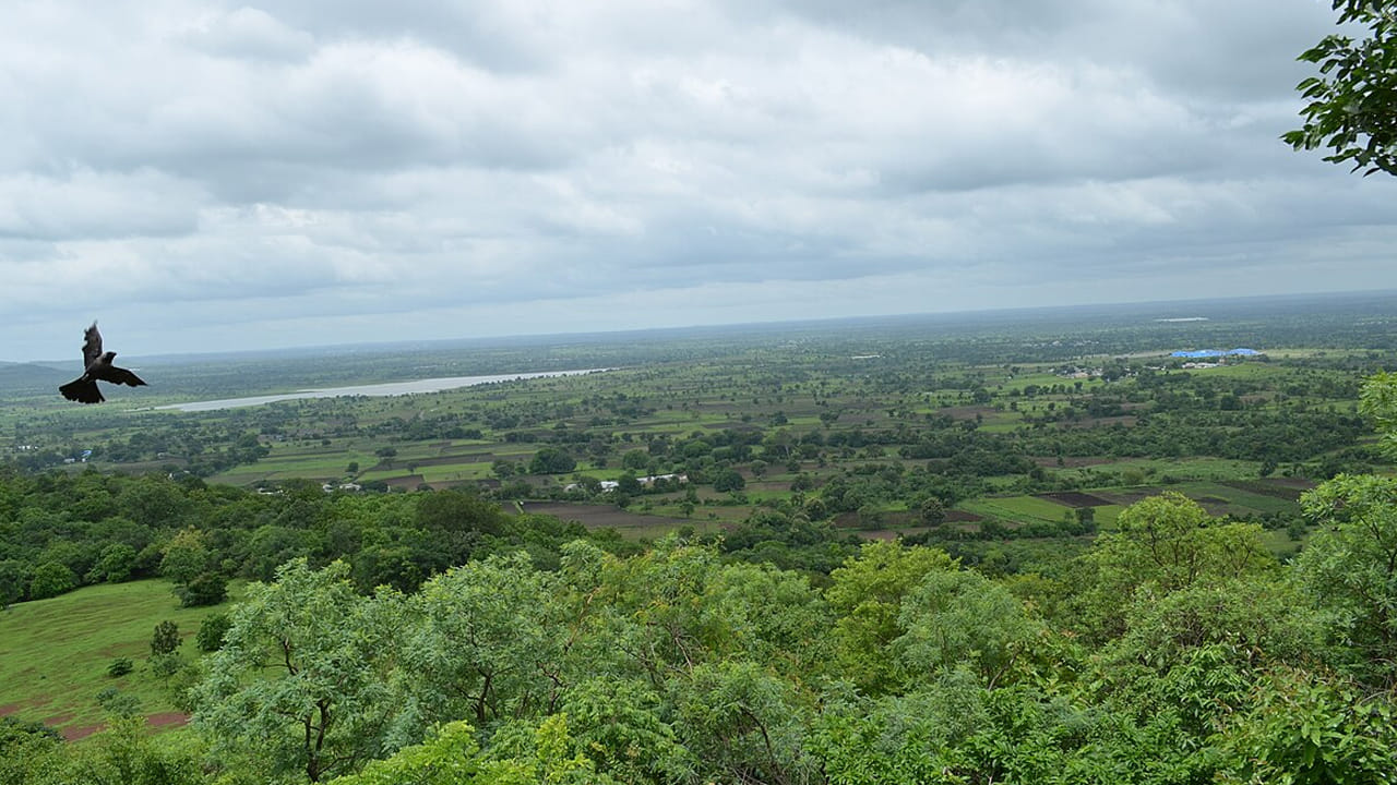 అనంతగిరి కొండలు: హైదరాబాద్ నుండి 85 కి.మీ దూరం ఉన్న  అనంతగిరి కొండలకి 2 గంటలు ప్రయాణం అందమైన మార్గం, వికారాబాద్ మీదుగా అనంతగిరి కొండలకు వెళ్లడం వలన రెండు వైపులా పచ్చని పొలాలు, వంపుతిరిగిన రోడ్లు, ప్రశాంతమైన గ్రామీణ ప్రాంతాల గుండా వెళుతుంది. సుందరమైన ట్రెక్కింగ్ ట్రైల్స్, నిర్మలమైన ముసి నది, బుగ్గ రామలింగేశ్వర స్వామి ఆలయం సమీపంలోని ఉప్పొంగుతున్న జలపాతాలతో కూడిన గమ్యస్థానం వలె ఈ ప్రయాణం కూడా ఉత్తేజకరంగా ఉంటుంది. మీరు సాహసం  లేదా ప్రశాంతతను కోరుకుంటే ఈ రోడ్ ట్రిప్ రెండింటి మిశ్రమాన్ని వాగ్దానం చేస్తుంది.