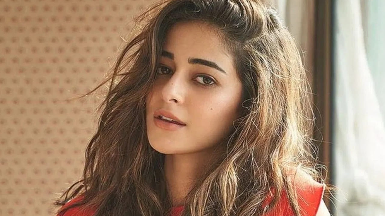 ఈ క్రమంలోనే ఈ బ్యూటీ మూవీ ప్రమోషన్స్‌లో పాల్గొని తన అందచందాలతో అందరి మనసు దోచేసుకుంటుంది. తాజాగా ఈ బ్యూటీ చేతిలో పూలు పట్టుకొని తన క్యూట్ స్మైల్‌లో ఫొటోలకు ఫోజులిచ్చింది. ఇవి అభిమానులను తెగ ఆకట్టుకుంటున్నాయి.