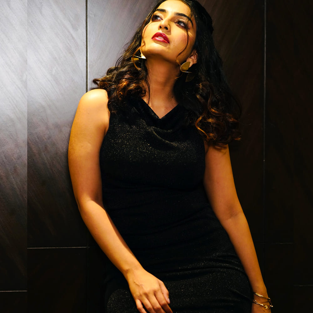 అనన్య నాగళ్ల వరుసగా సినిమాలు చేసుకుంటూ దూసుకుపోతుంది. హిట్లు, ఫ్లాప్స్ తో సంబంధం లేకుండా సినిమాలు చేసుకుంటూ వెళ్తుంది ఈ ముద్దుగుమ్మ. అయితే అనన్య పెద్ద సినిమా ఆఫర్స్ కోసం ఎదురుచూస్తుంది. ఒక్క బడా హీరో సినిమా ఛాన్స్ వస్తే ఈ అమ్మడి కెరీర్ టర్న్ అవుతుందని ఫ్యాన్స్ అంటున్నారు. 