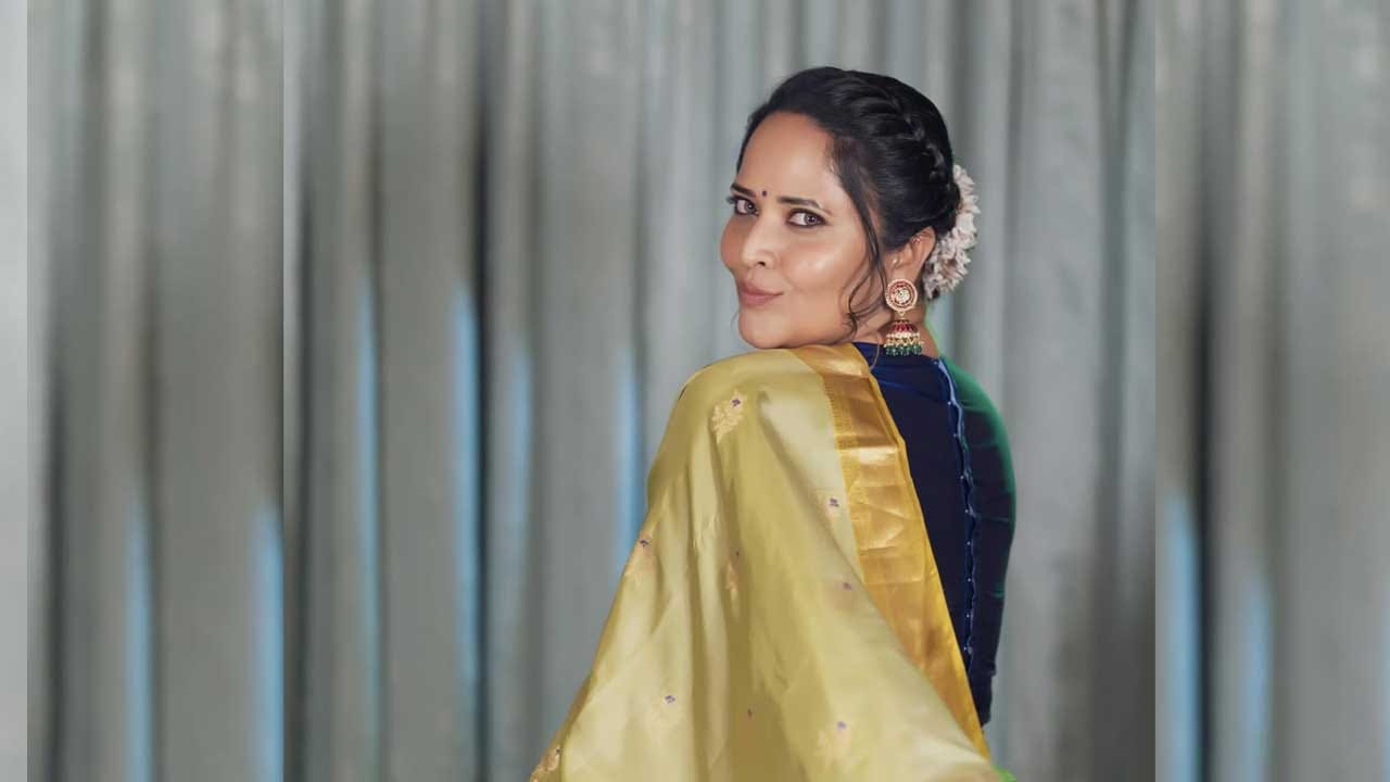 యాంకర్గా బుల్లితెరపై సందడి చేసి తనకంటూ ఓ స్పెషల్ ఇమేజ్ క్రియేట్ చేసుకున్న చిన్నది అనసూయ గురించి ప్రత్యేకంగా చెప్పాల్సిన పని లేదు. ఈ అమ్మడు అందానికి ఎవ్వరైనా ఫిదా అవ్వాల్సిందే. అంతలా తన అందచందాలతో ఈ ముద్దుగుమ్మ ప్రతి ఒక్కరి మనసు దోచుకుంది. తన క్యూట్ నెస్తో అందరినీ ఆకట్టుకుంది.